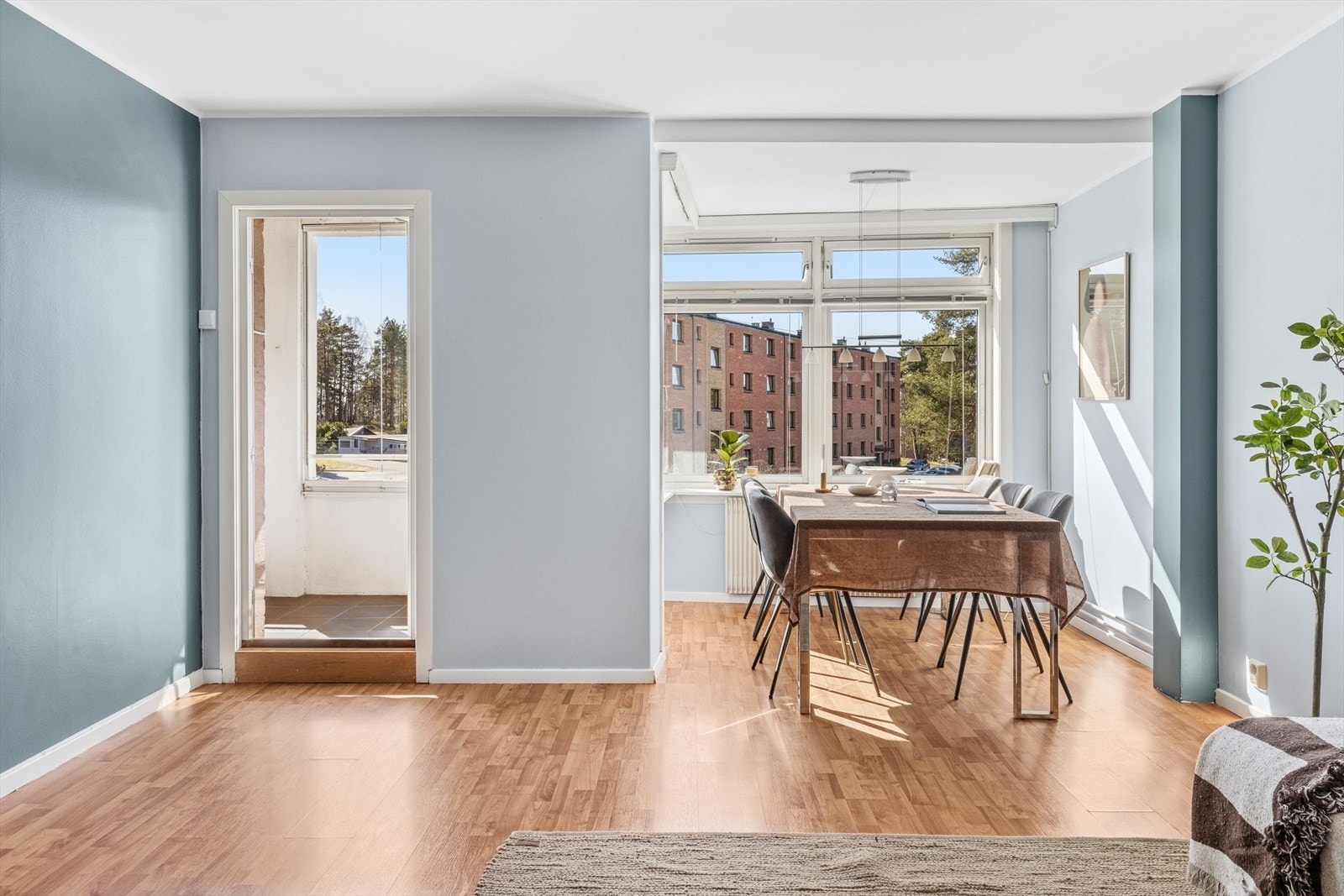 Store vindusflater slipper inn godt med lys og skaper en hyggelig atmosfære i leiligheten. Galleribilde