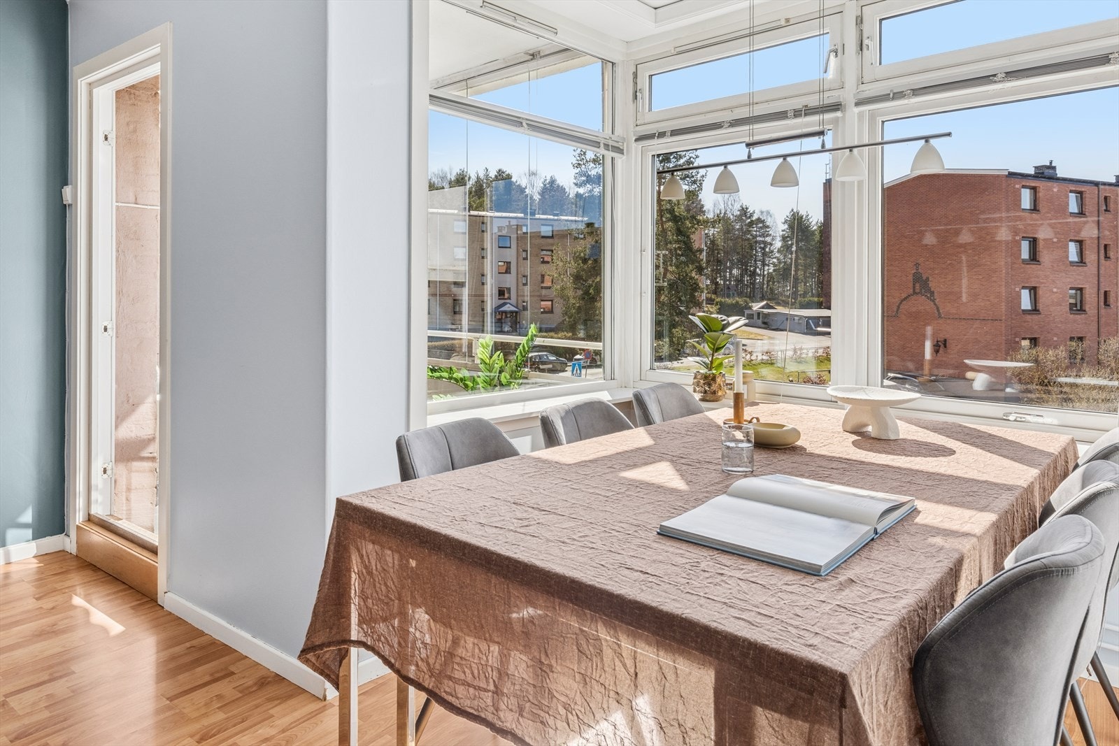 Store vindusflater byr på rikelig med dagsslys og gjør denne kroken ypperlig til spiseplass. Galleribilde