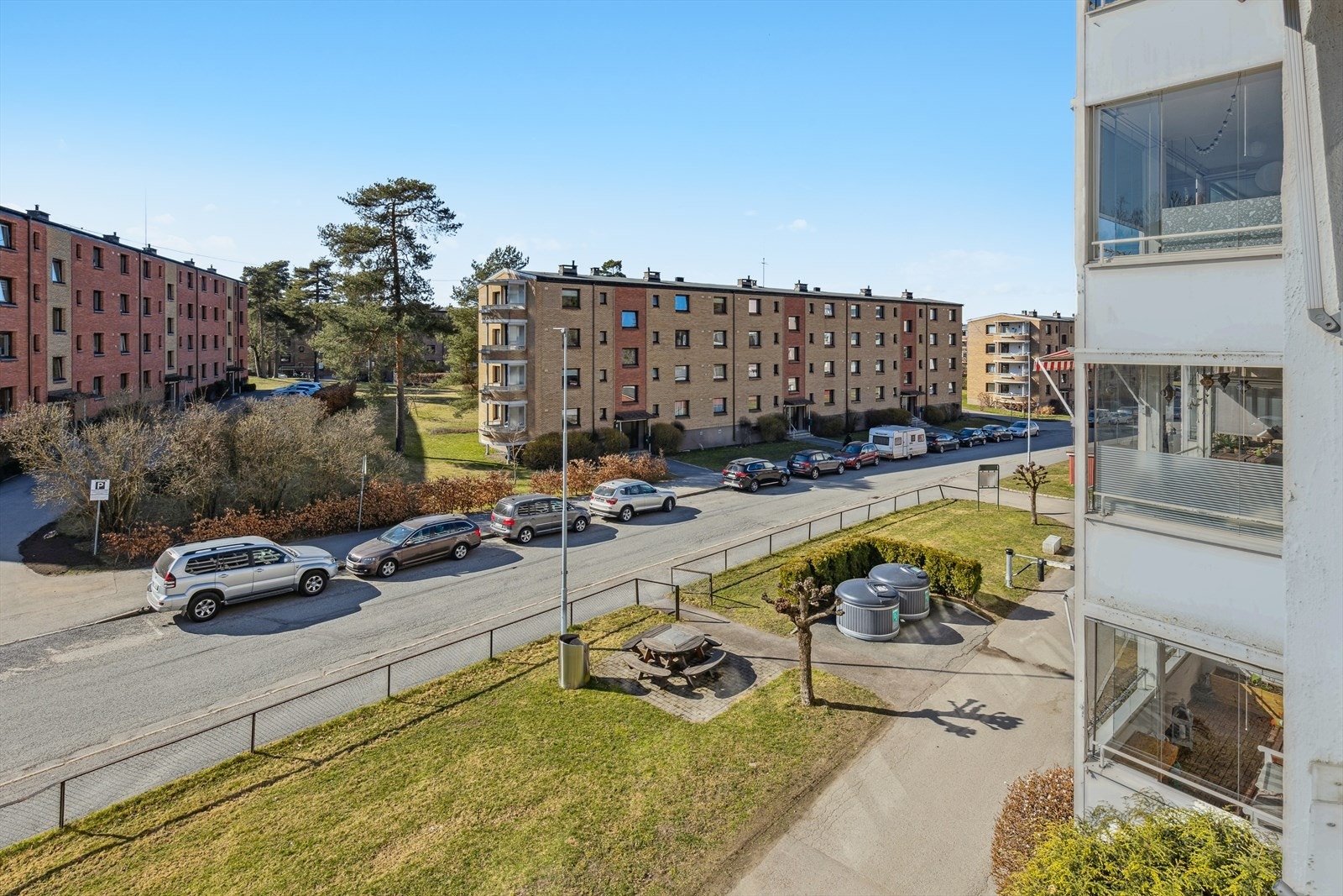 Borettslaget har flere grønne fellesarealer, lekeplasser og sittegrupper. Galleribilde