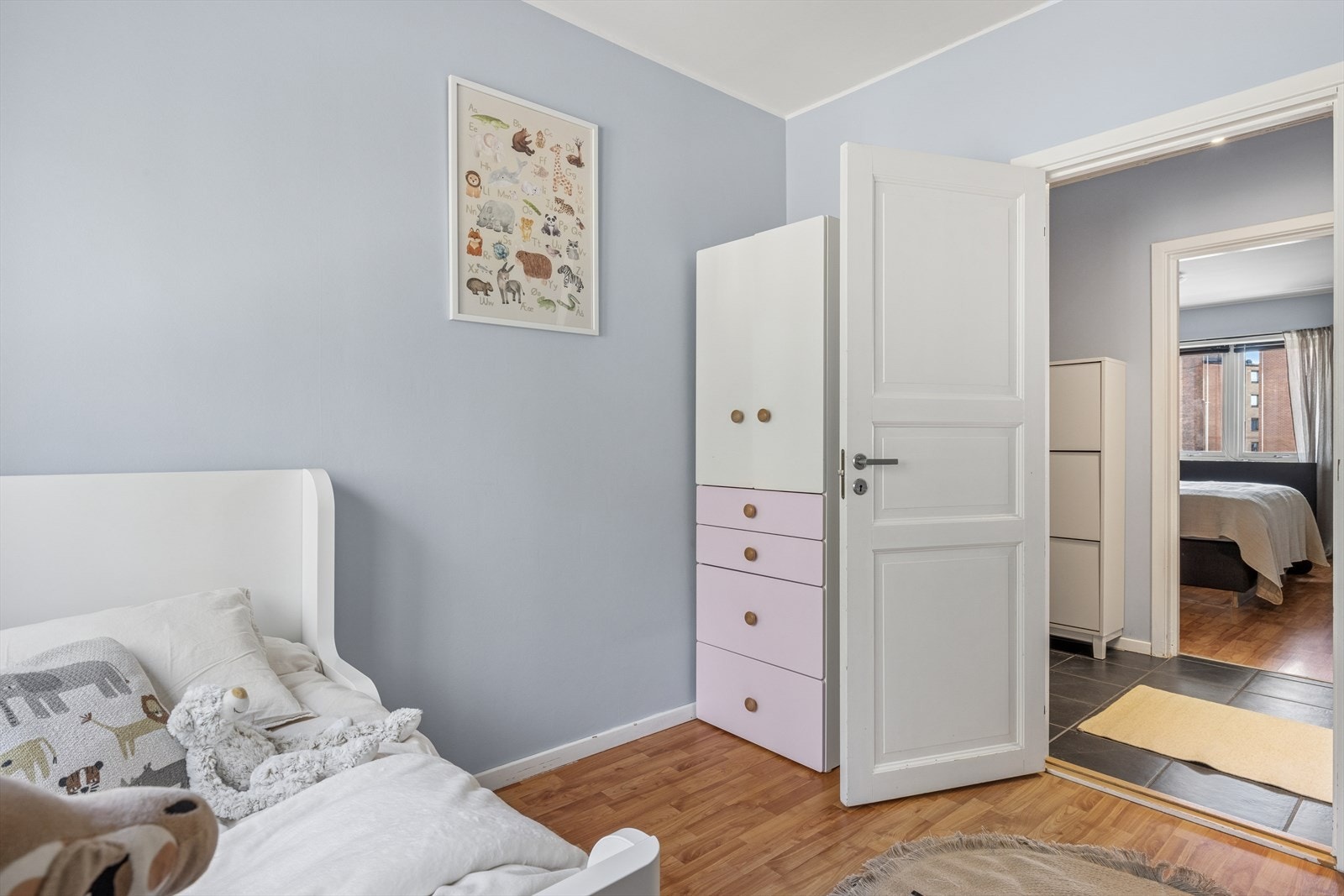 Det er god plass til å innrede etter eget behov, med god plass til seng og tilhørende møblement. Galleribilde