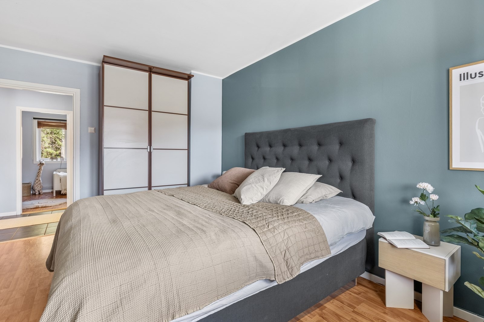 Praktisk garderobeløsning medfølger salget. Galleribilde