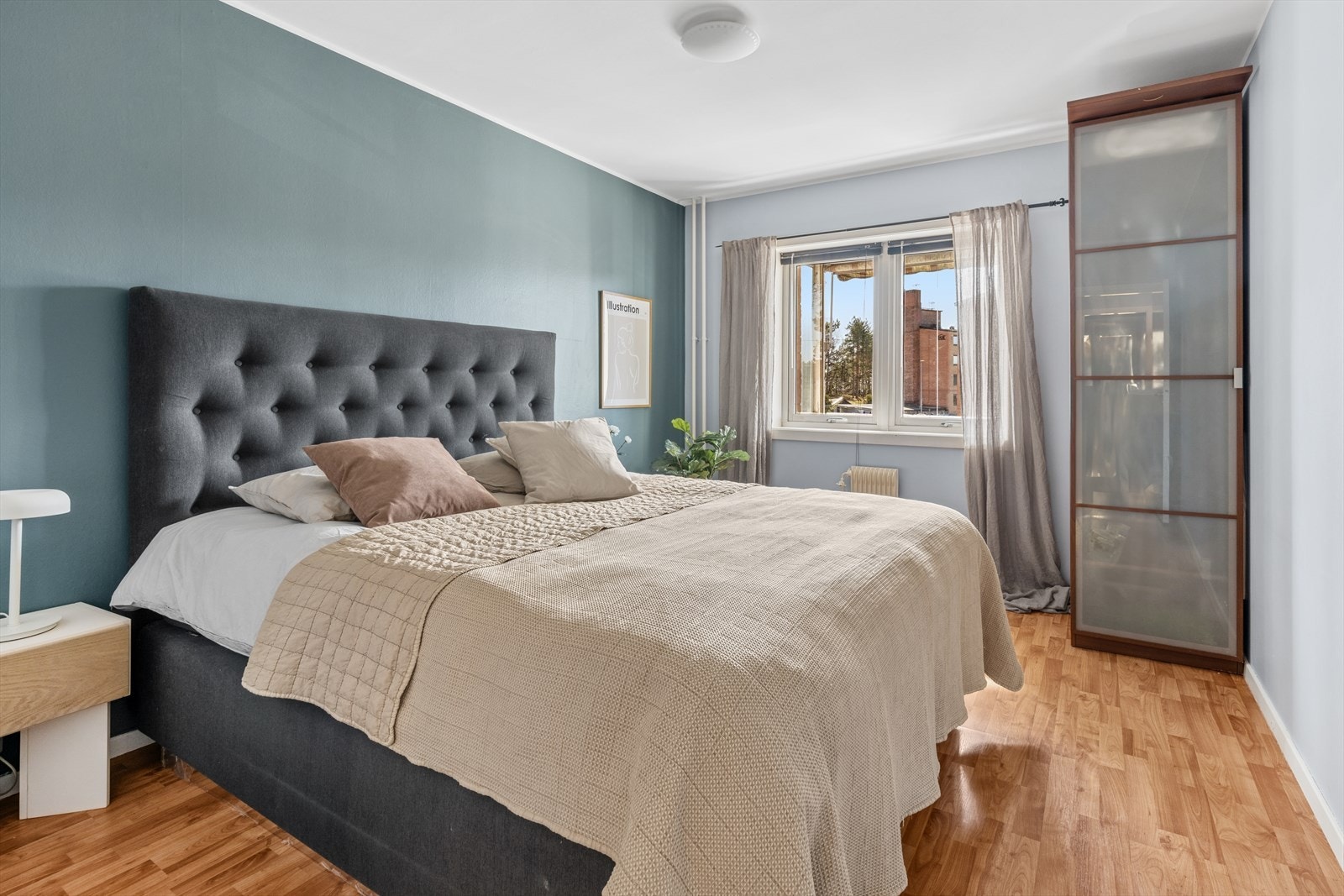 Hovedsoverommet er av god størrelse med plass til en dobbeltseng, tilhørende nattbord og annet ønskelig møblement. Galleribilde