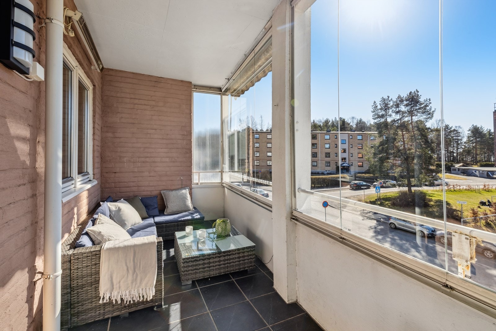 Balkongen fungerer som en forlengelse av stuen på sommerhalvåret - et perfekt samlingsted for hygge. Galleribilde