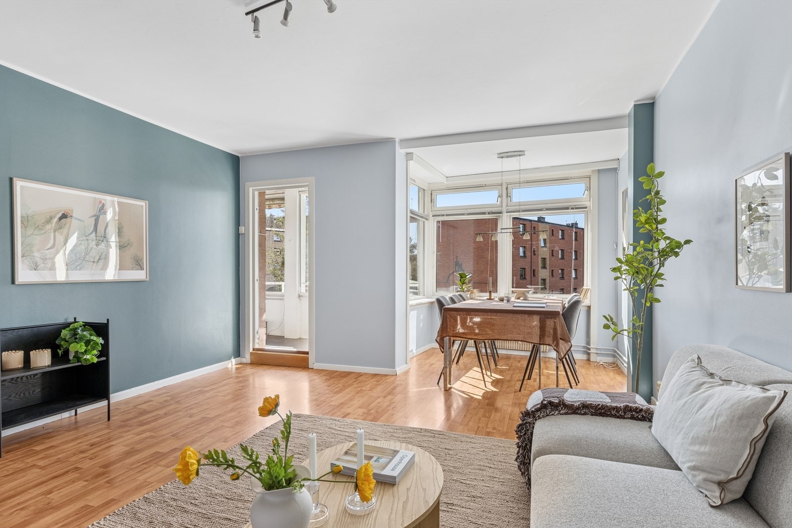 Stuen er innredet med både sofa- og spisegruppe, her kan du invitere venner og familie. Galleribilde