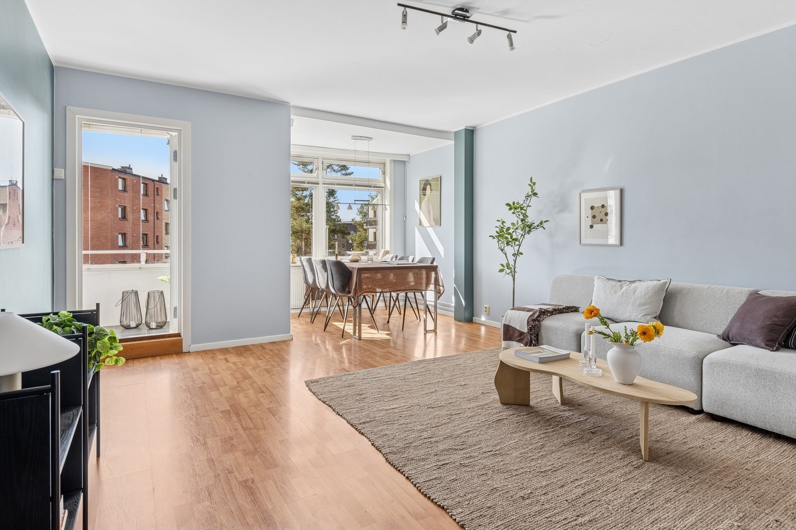 Stuen har god utforming som legger til rette for to soner og oppleves som boligens sosiale samlingspunkt. Galleribilde