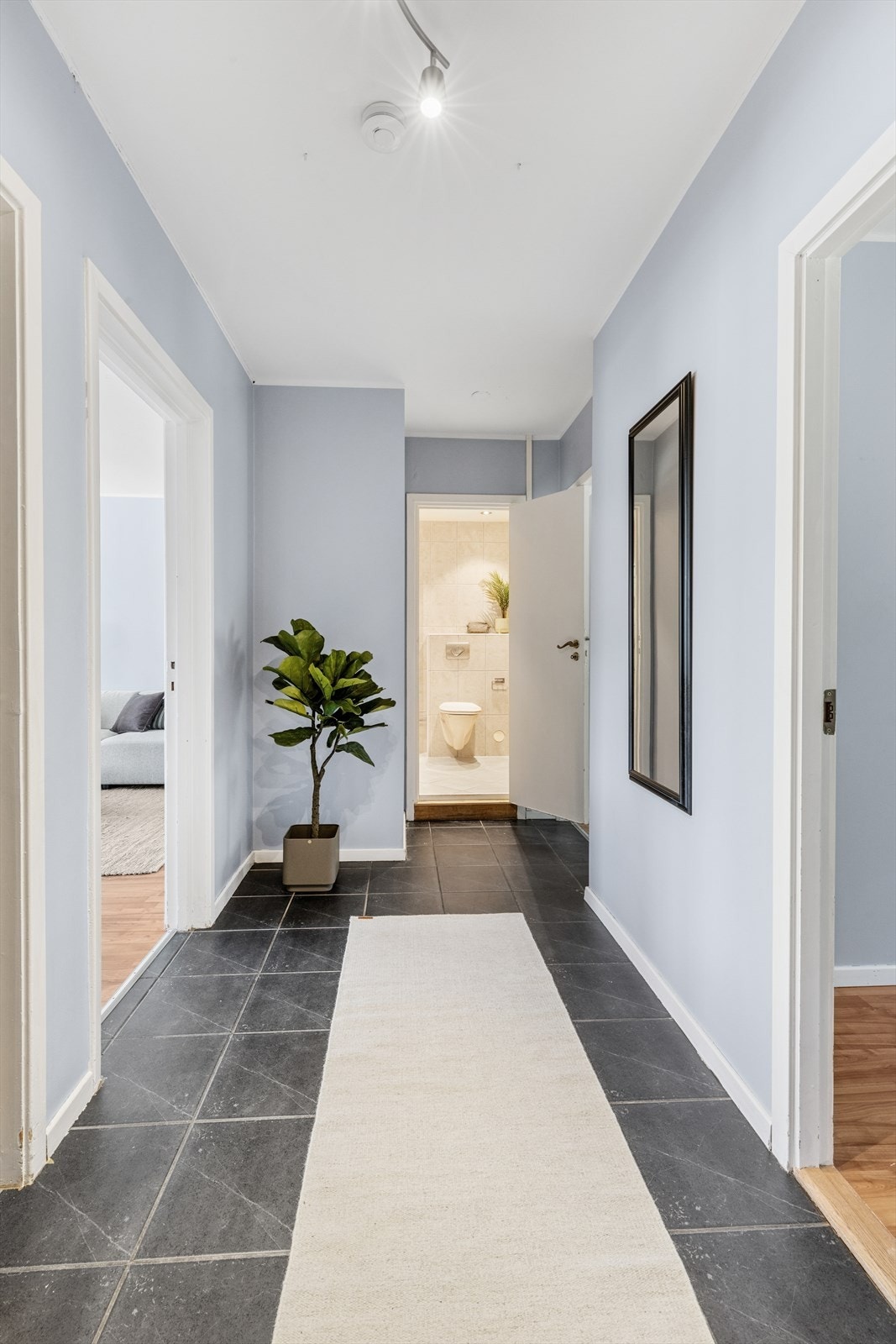 Du blir møtt av en romslig entré, med god plass til å henge fra seg yttertøy og sette fra seg sko. Galleribilde