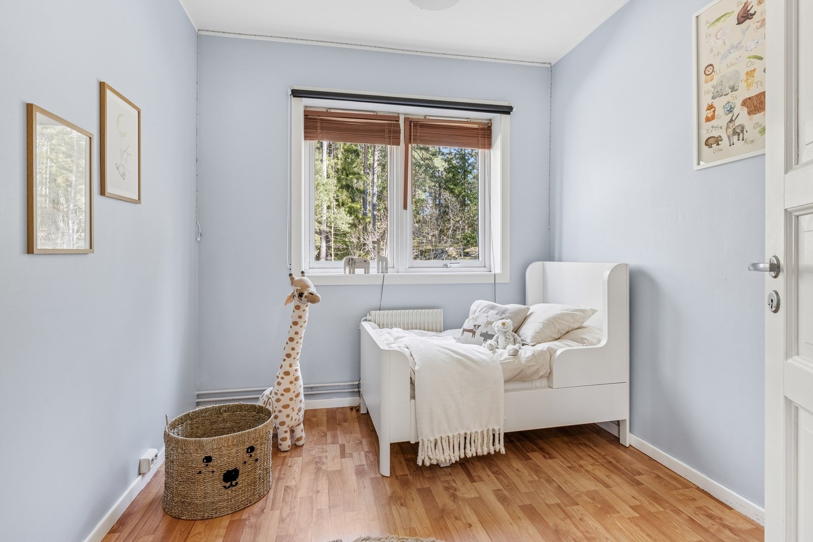 Boligens andre soverom kan fint benyttes som barnerom, gjesterom eller hjemmekontor. Galleribilde