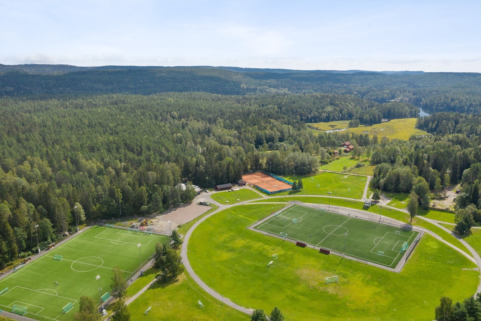 Haraløkka idrettsanlegg en spasertur unna. Galleribilde