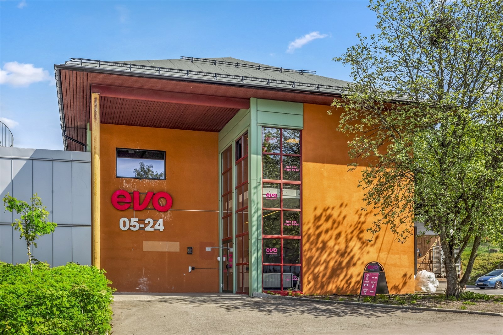 Nærmeste treningssenter er EVO Bøler (bilde - kun 5 min unna), Skullerud Sportssenter, Oslo Klatresenter på Skullerud, Friendly på Ulsrud og Sats på Hellerud. Galleribilde