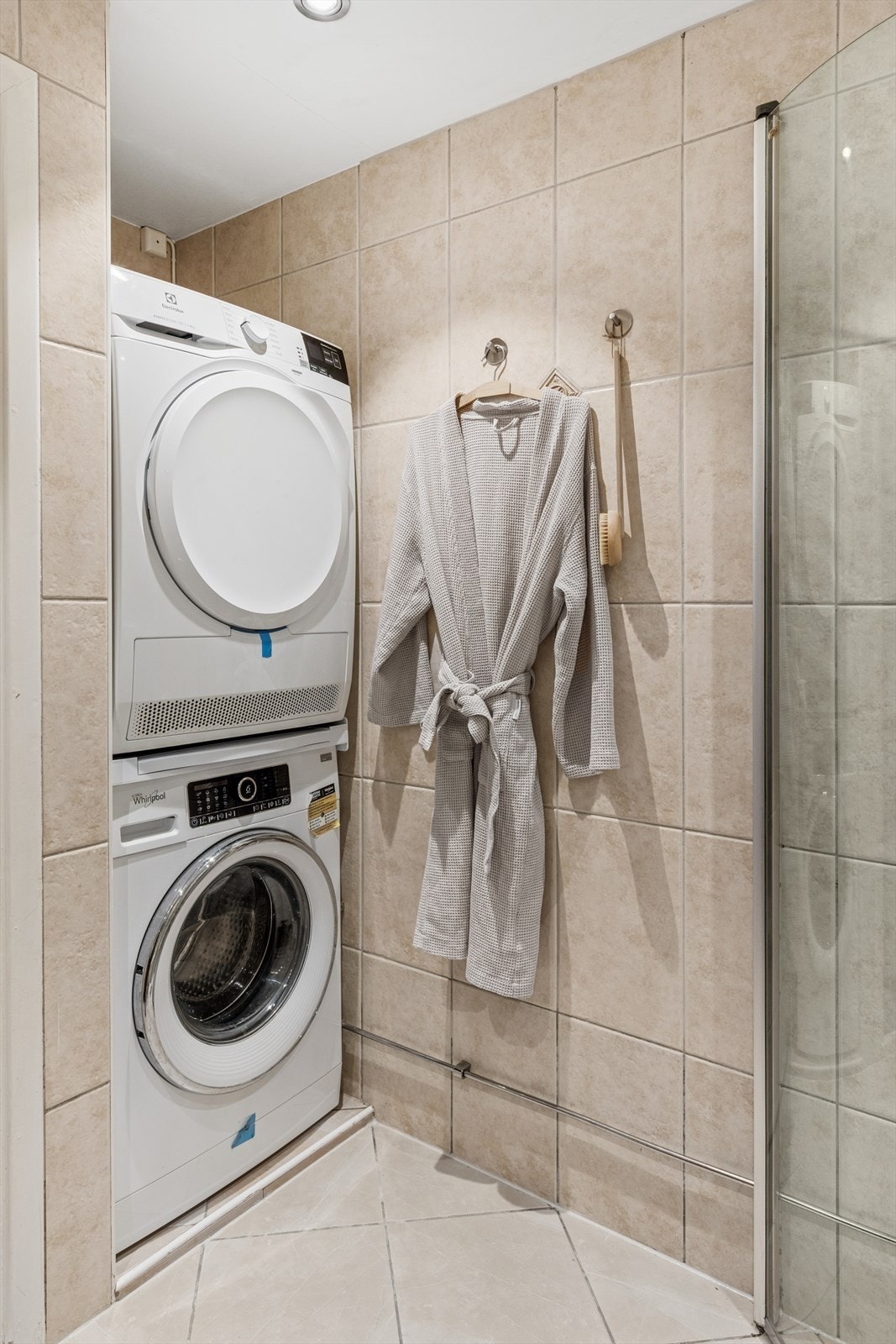 Rommet har opplegg for vaskemaskin og plass til tørketrommel. Galleribilde