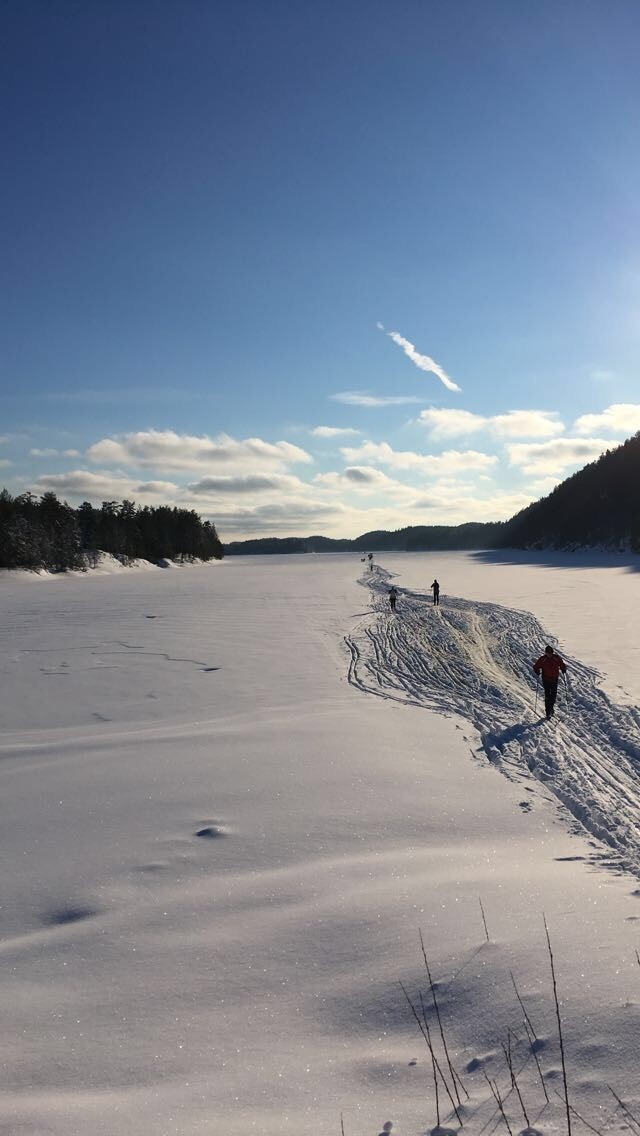 Nøklevann byr på gode preparerte skiløyper på vinterstid. Her kan du ta med ski og gå rett ut i sporet. Galleribilde