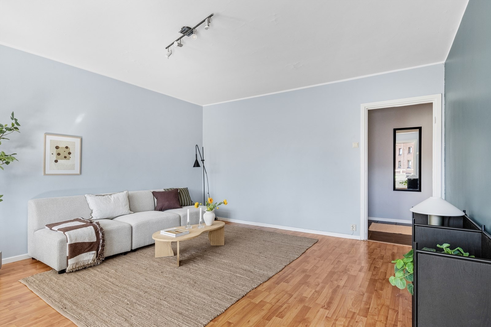 Den gode takhøyden på ca. 2,5 m gir rommet et luftig preg. Galleribilde