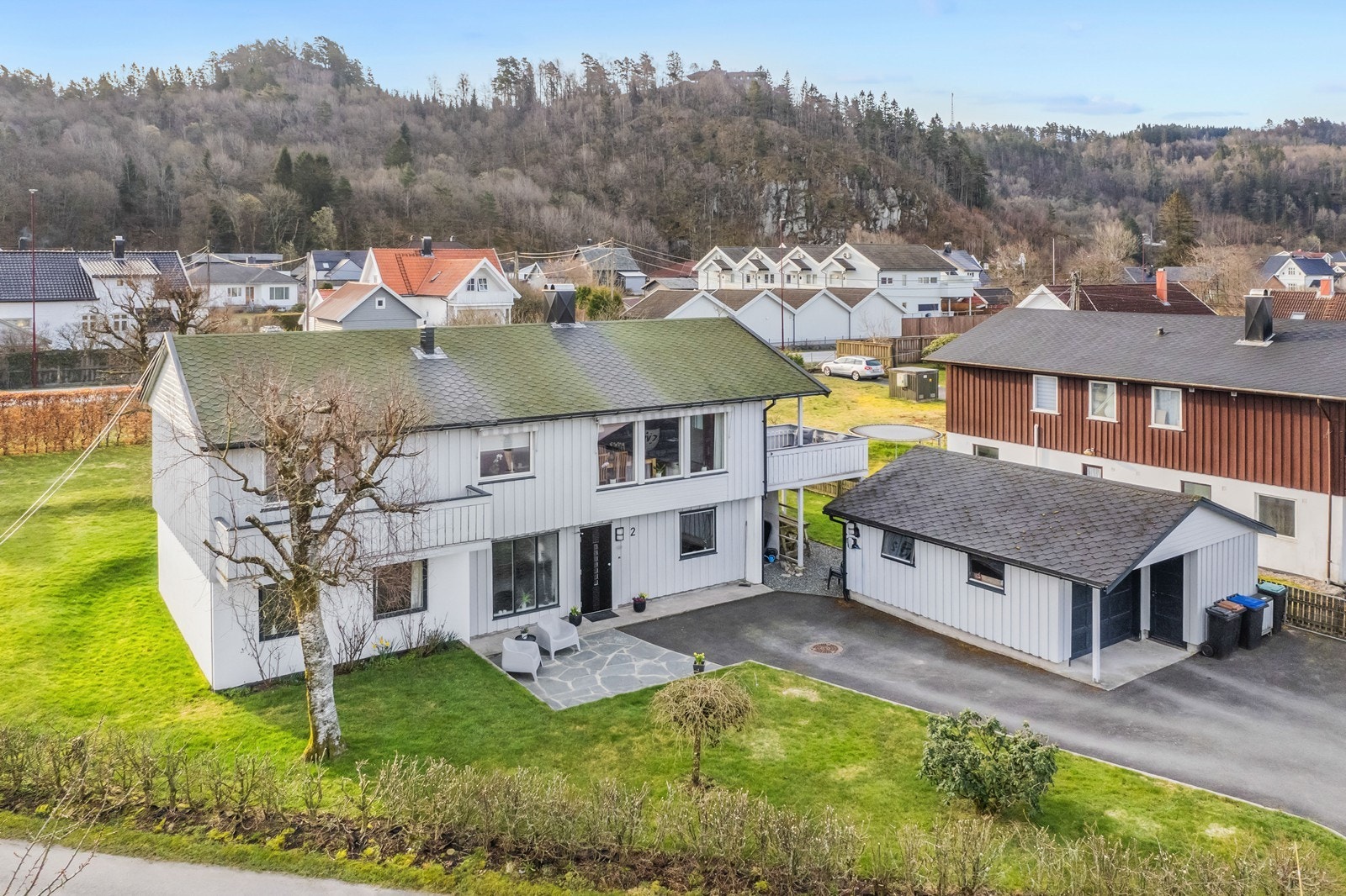 Tilhørende garasje med innlagt strøm. Her er montert el-bil lader. Galleribilde