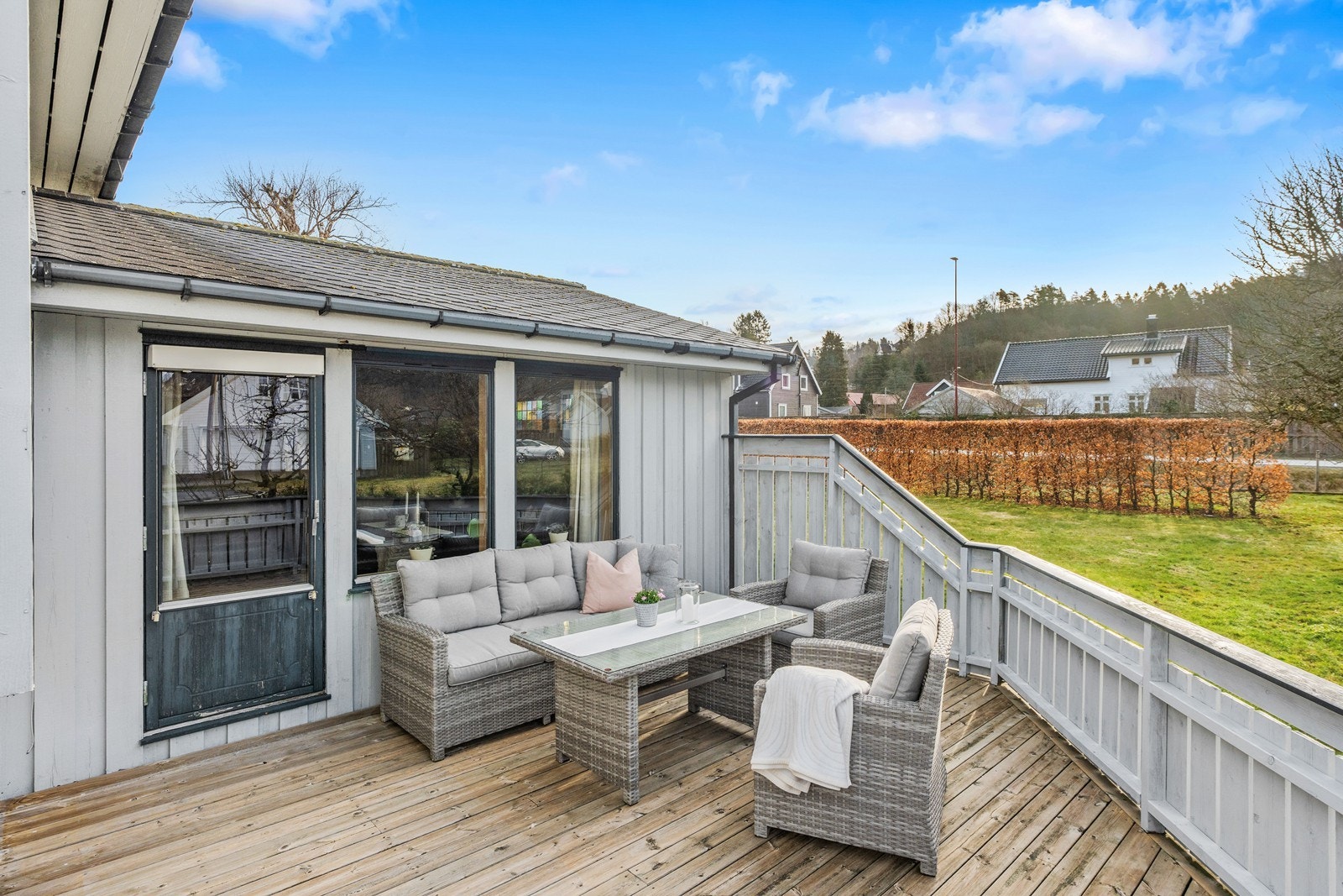 Terrasse med utgang fra påbygget stue. Galleribilde