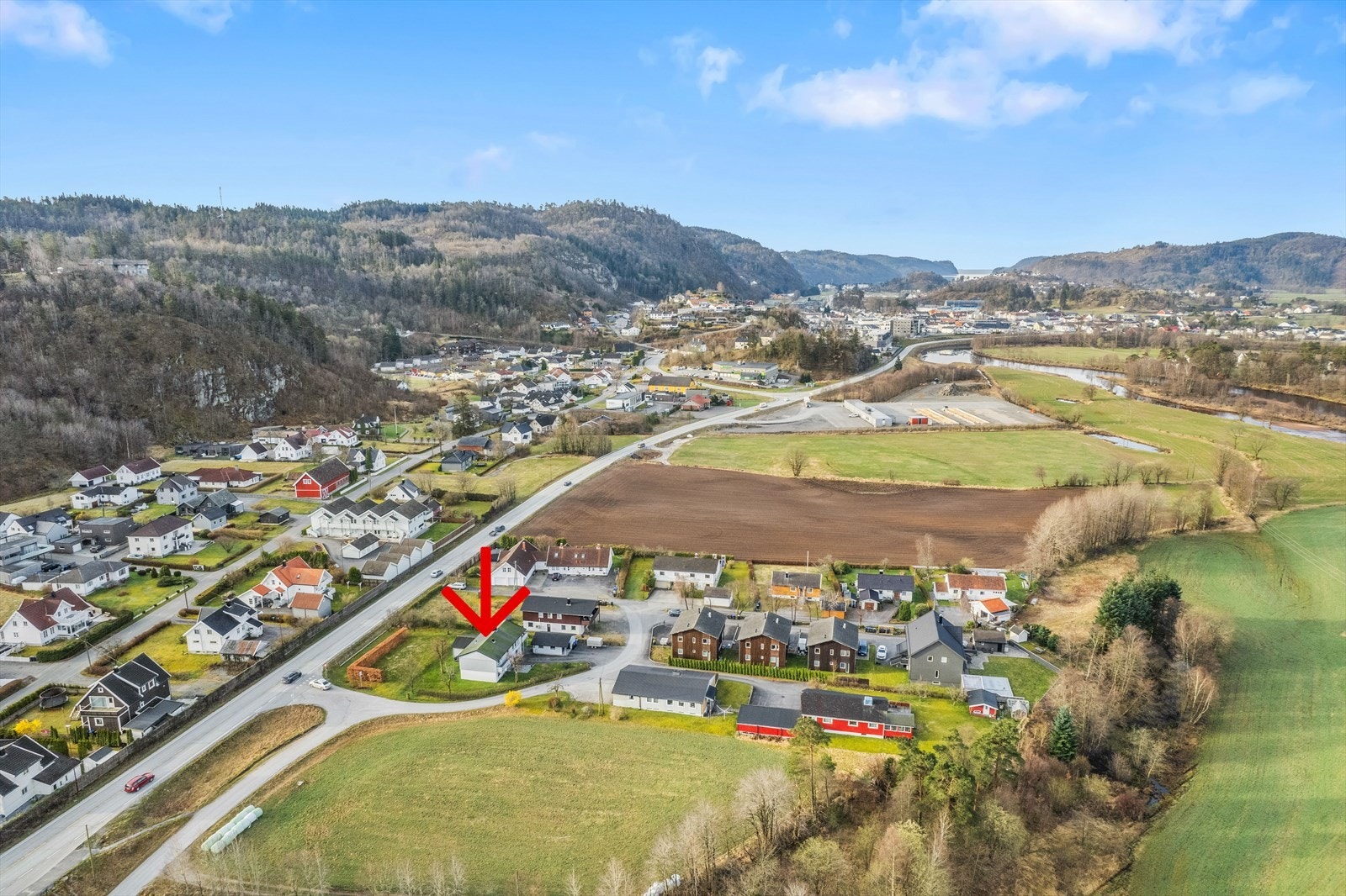Sentral beliggenhet midt mellom Lyngdal sentrum og Handelsparken på Rom! Galleribilde