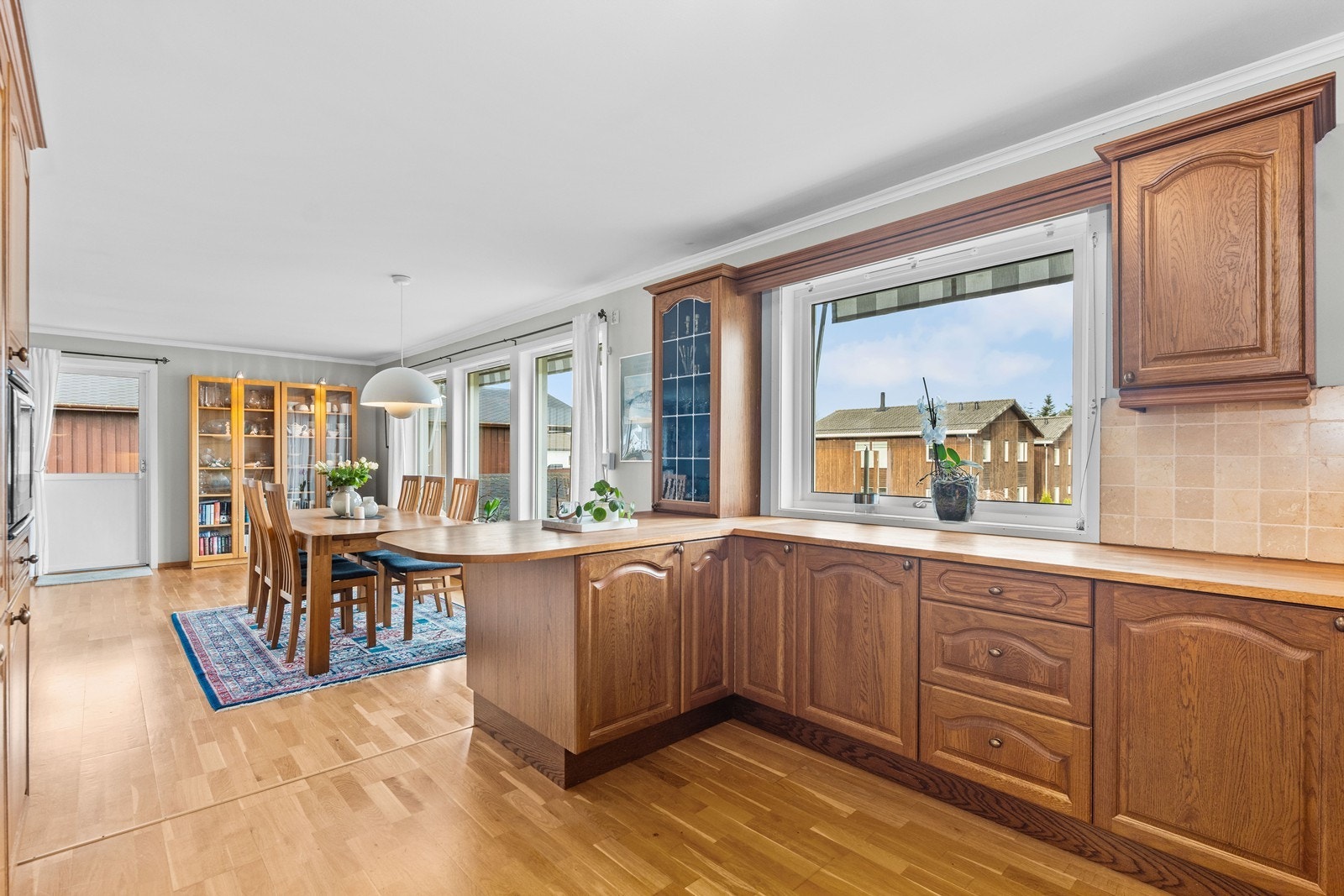 Åpen planløsning mellom kjøkken og stue gir god romfølelse. Galleribilde