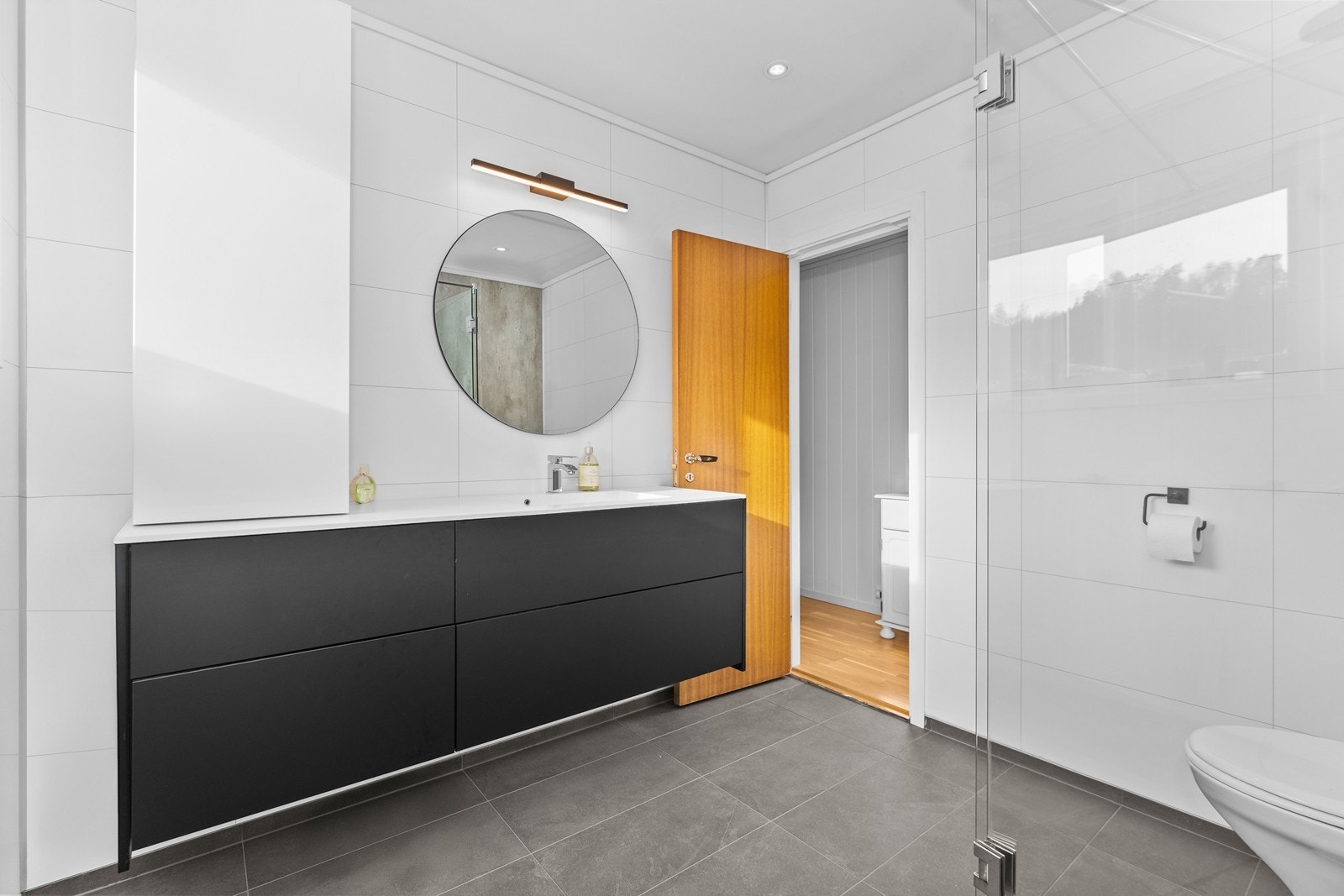 Her er servant, wc, og romslig dusj på gulv. Galleribilde