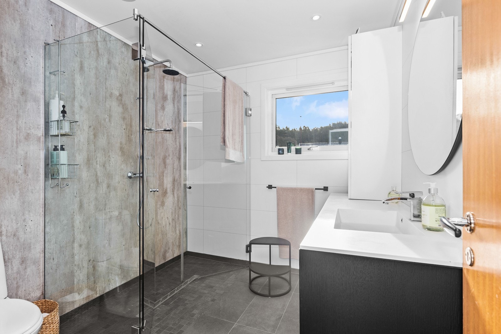 Bad i hovedetasje er oppgradert i 2018. Varme i gulv. Galleribilde