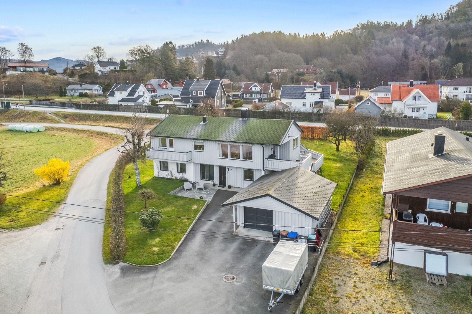 Asfaltert tun med god biloppstillingsplass. Galleribilde