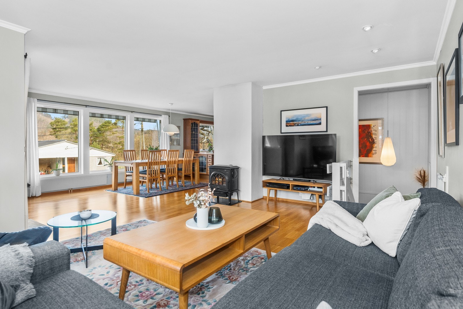 I stuen er det slette gipsvegger og slett tak. Galleribilde