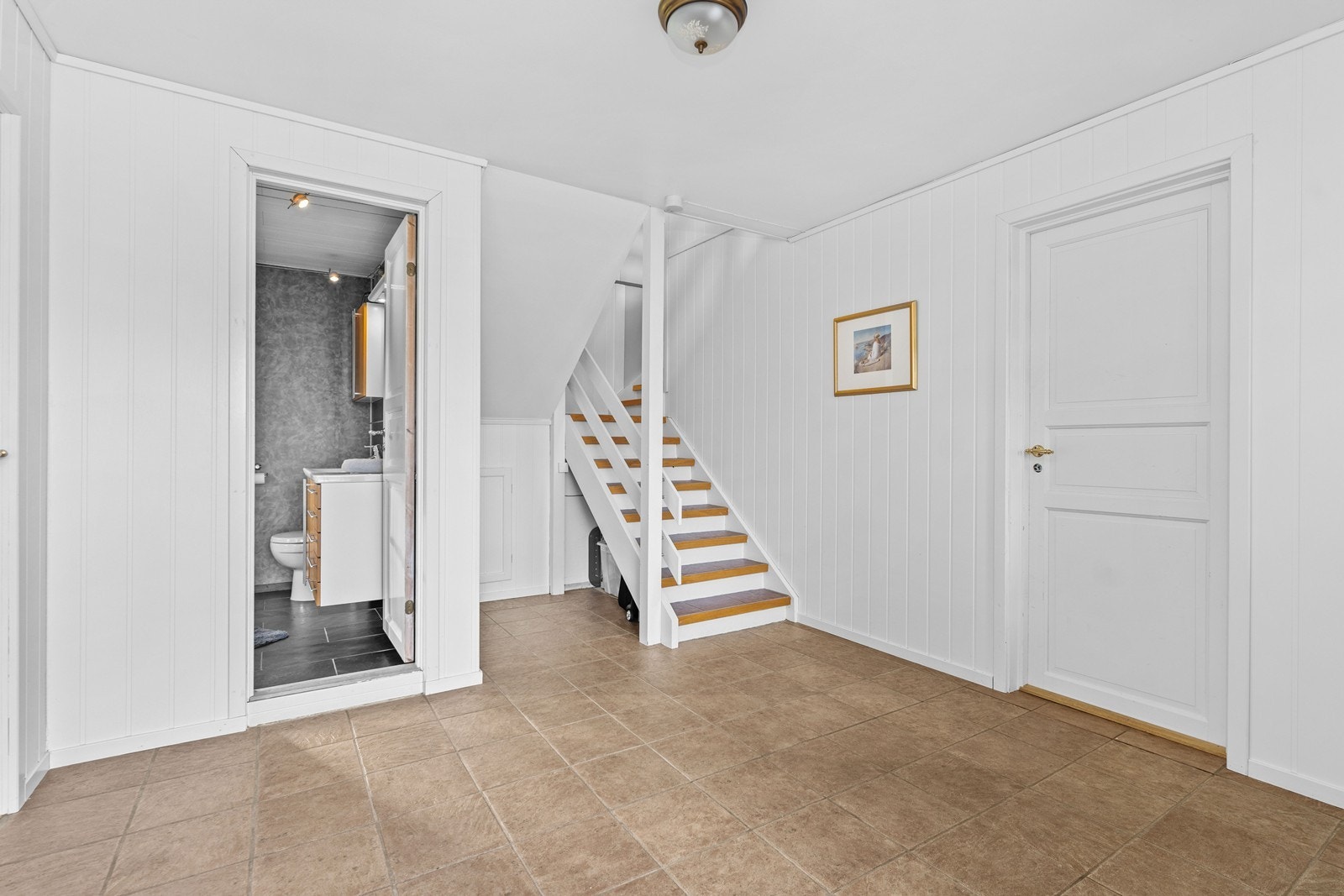 I 1. etg. er det godt med bodareal til lagring og oppbevaring. Galleribilde