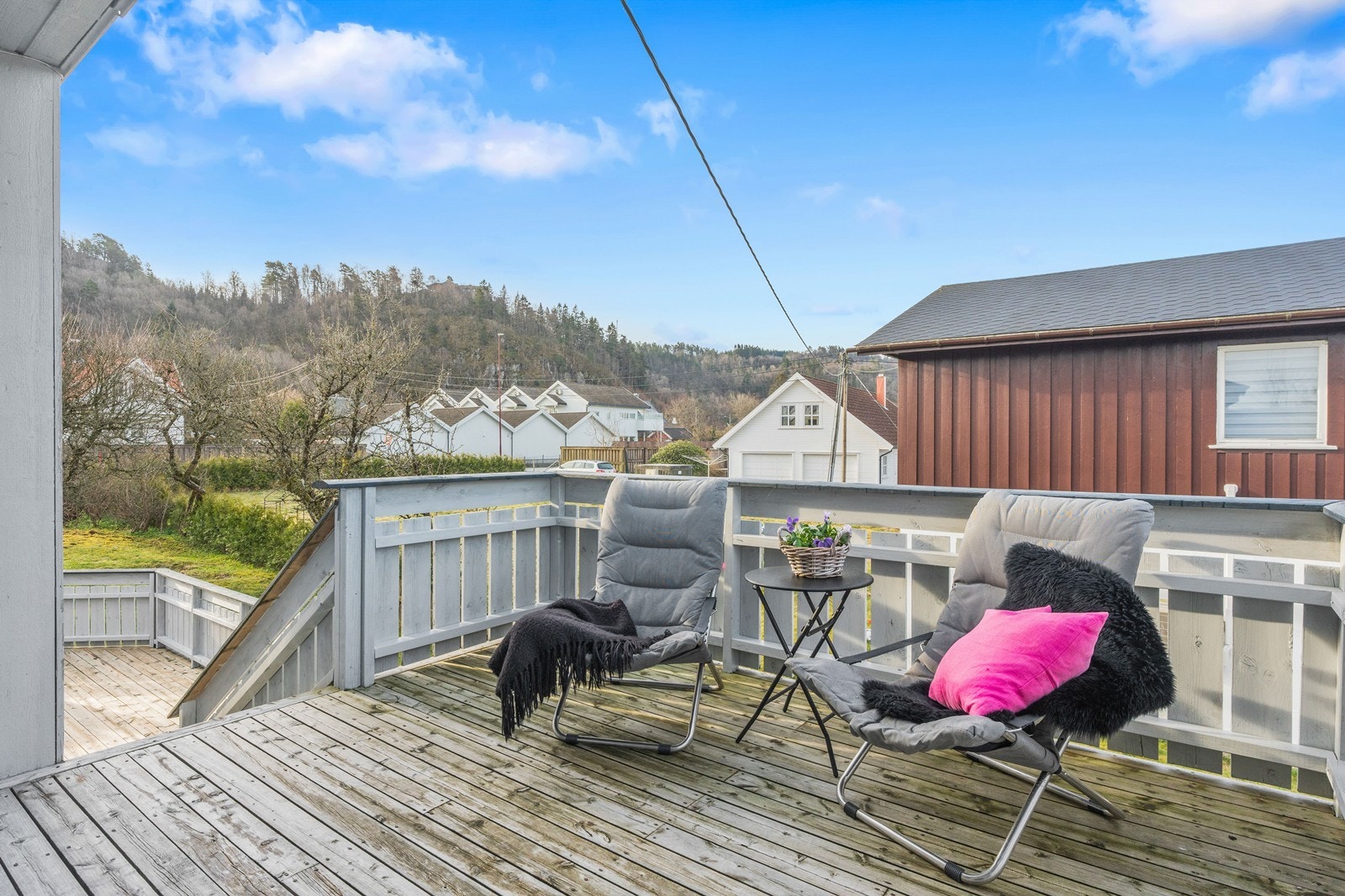 Terrasse med utgang fra stue i hovedetasje. Galleribilde