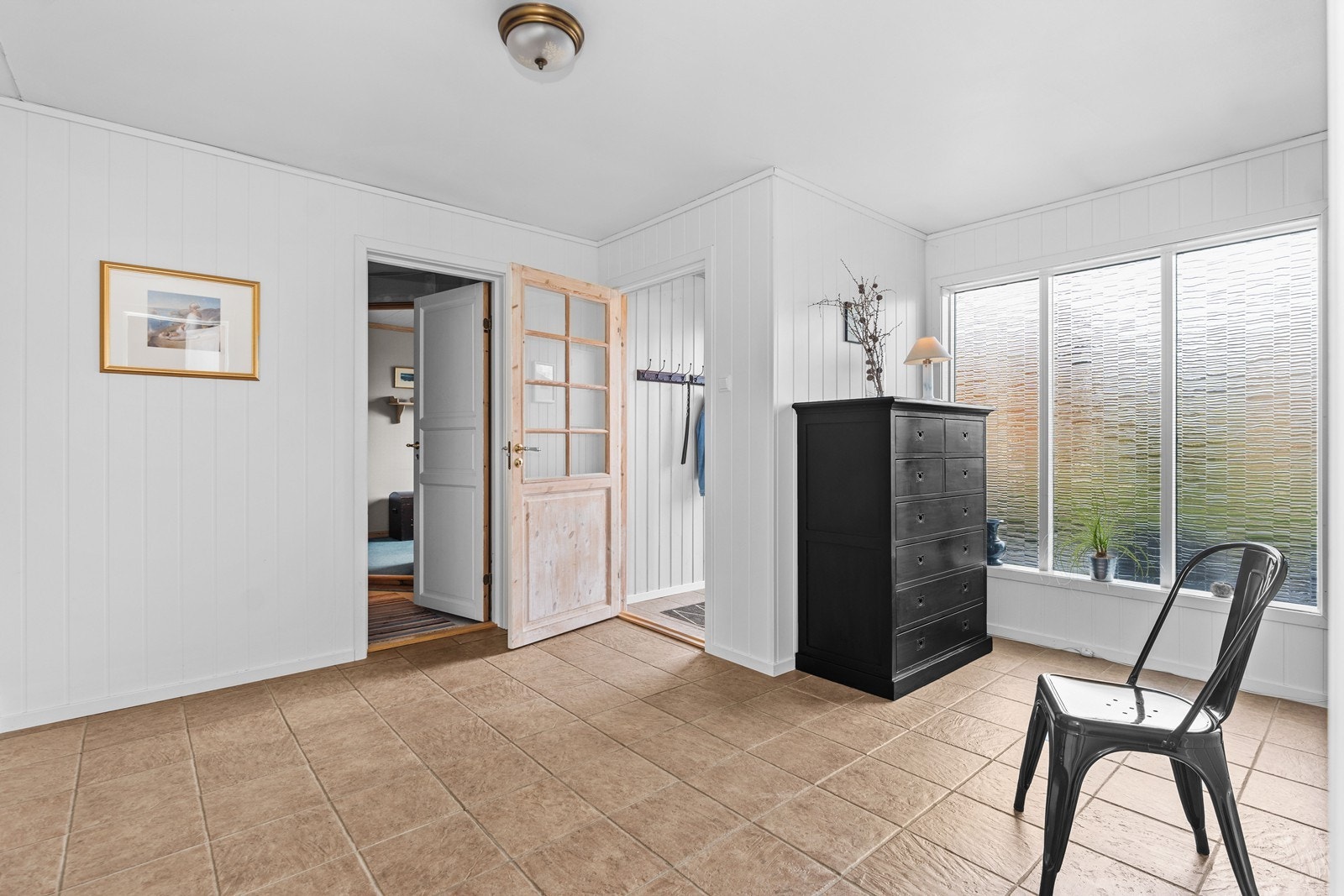 Vindfang og romslig gang m/hall. Galleribilde