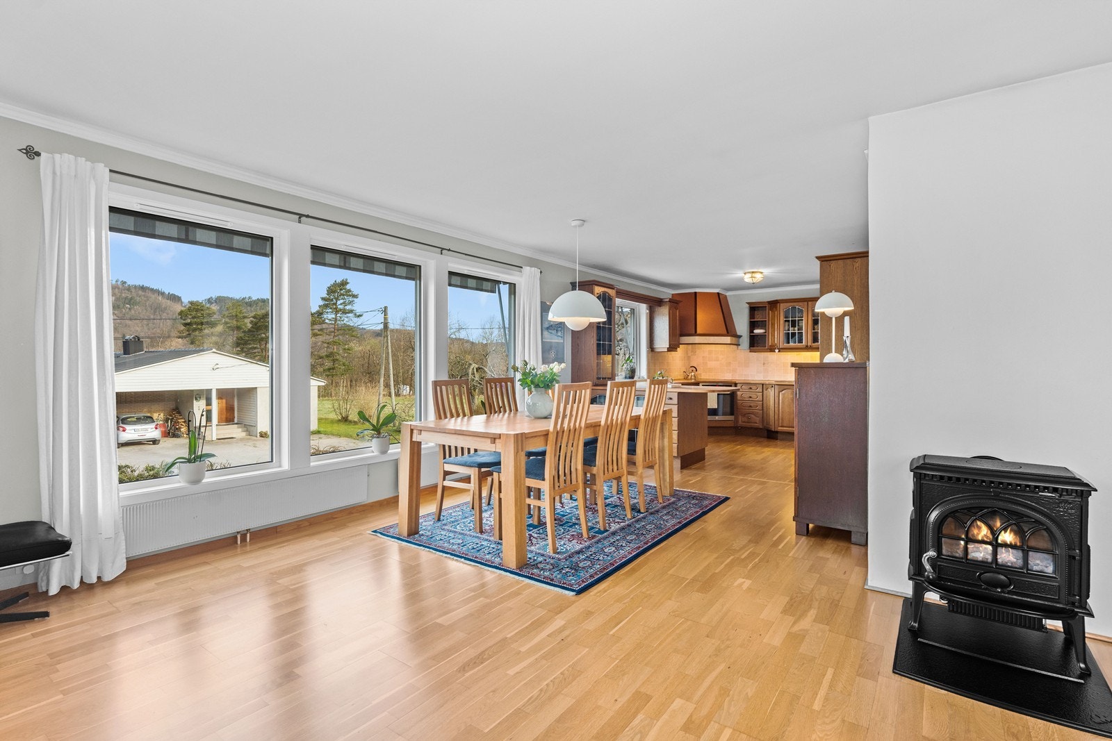 Lys og trivelig stue! Store vindusflater som slipper inn godt med naturlig lys. Galleribilde