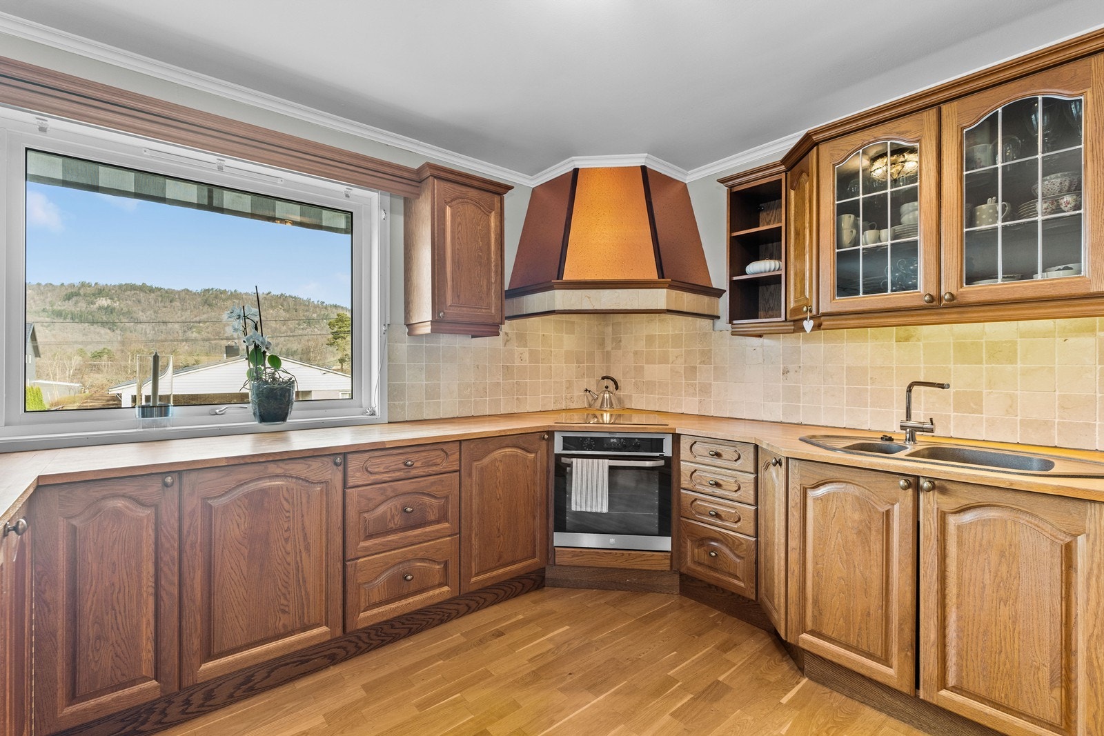 Integrerte hvitevarer på kjøkken medfølger i salget. Galleribilde