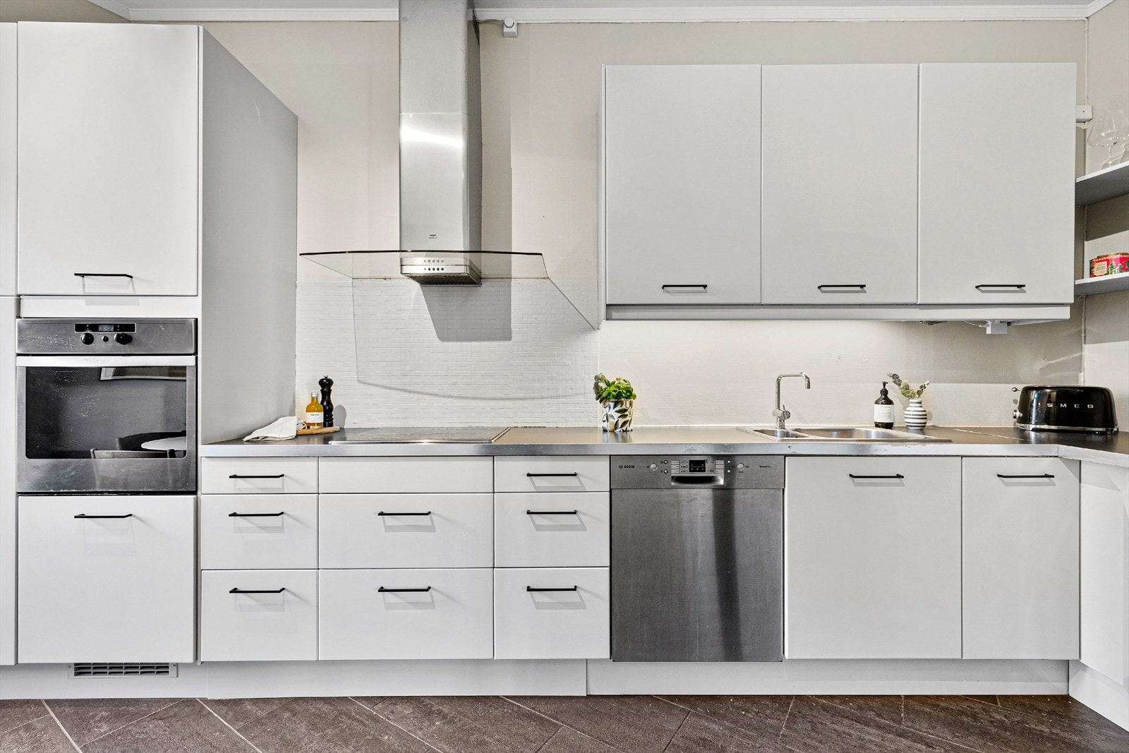 Svært god skap- og benkeplass- Dette er et godt arbeidskjøkken Galleribilde