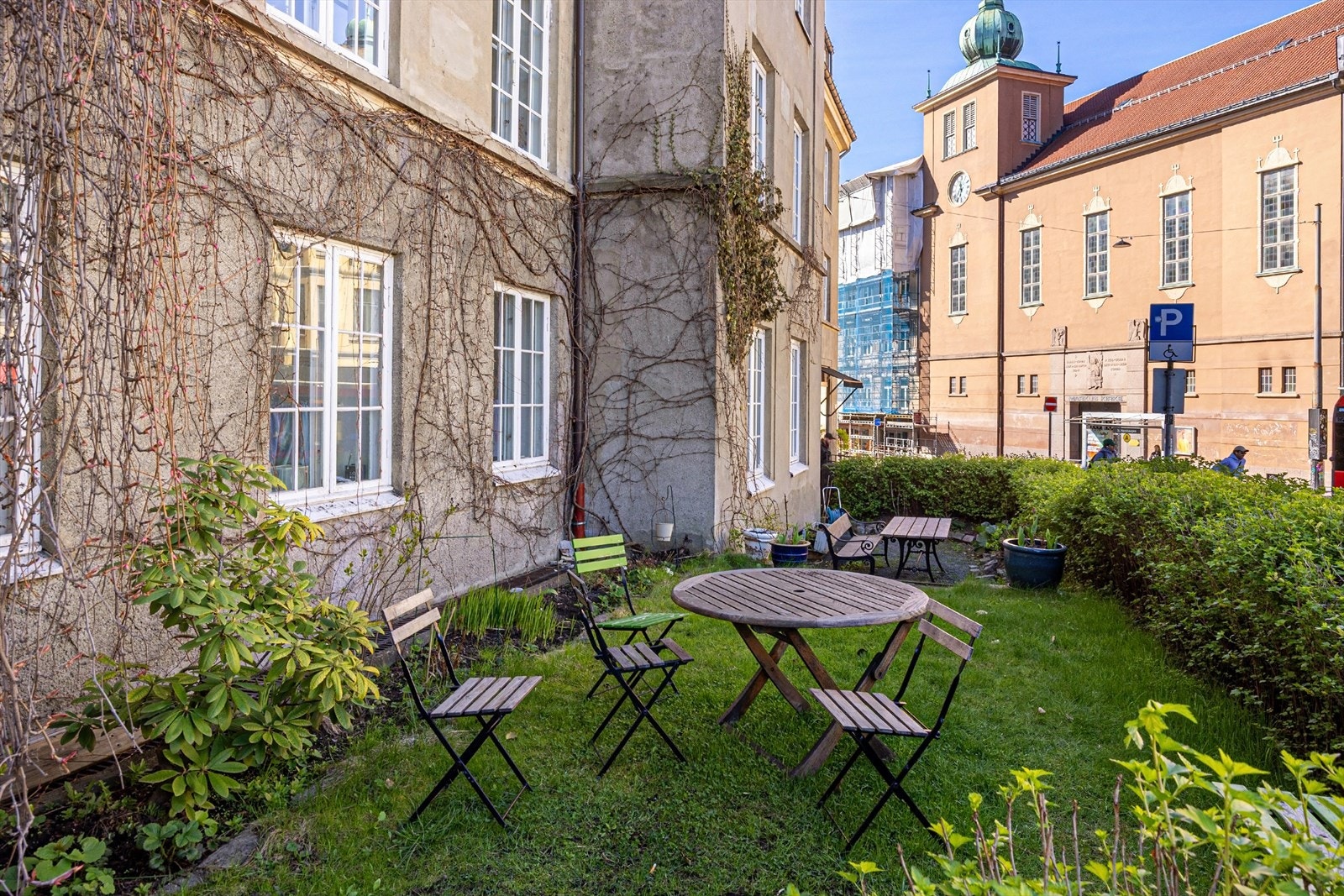 Koselig forhage og veldrevet bygg - Sol fra ca 14:30 til 19:30 på sommeren Galleribilde