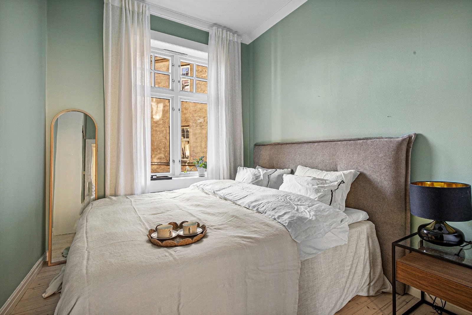 Hovedsoverom med god plass som vender inn mot bakgård Galleribilde