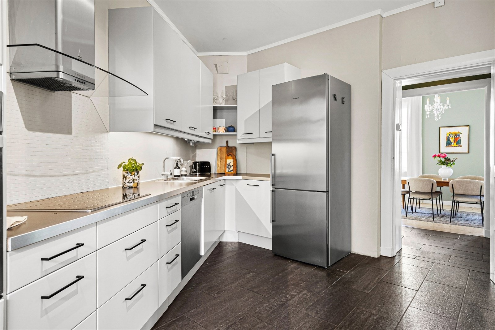 Separat og meget romslig kjøkken - Varmekabler i gulv Galleribilde