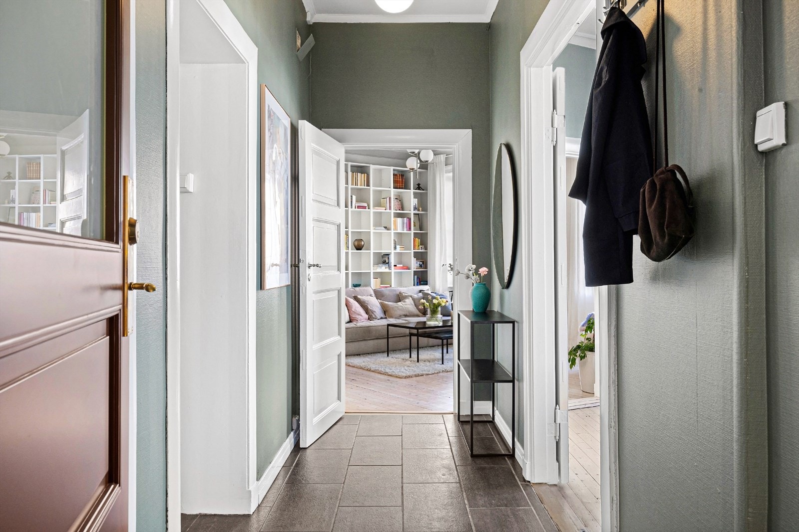 Gang med plass for sko og ytterklær Galleribilde