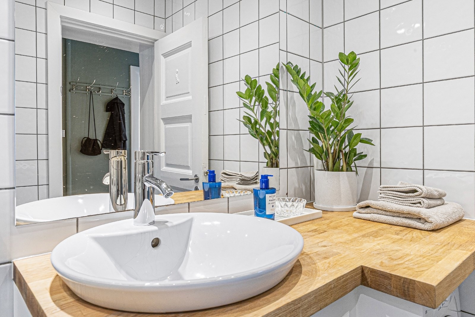 Stilrent og flislagt baderom med varmekabler i gulv Galleribilde