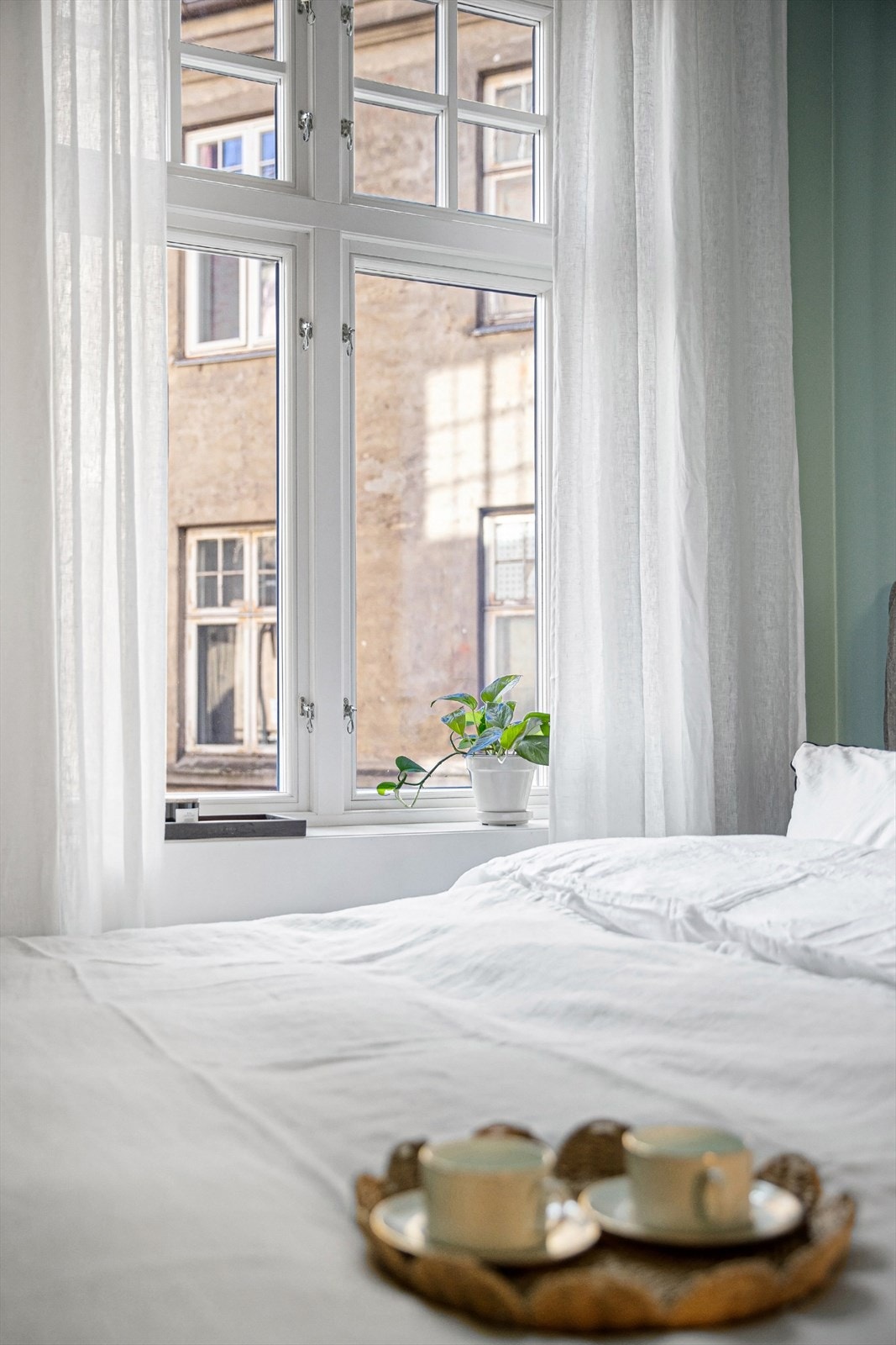 Solide vinduer - Imponerende takhøyde også på soverom Galleribilde