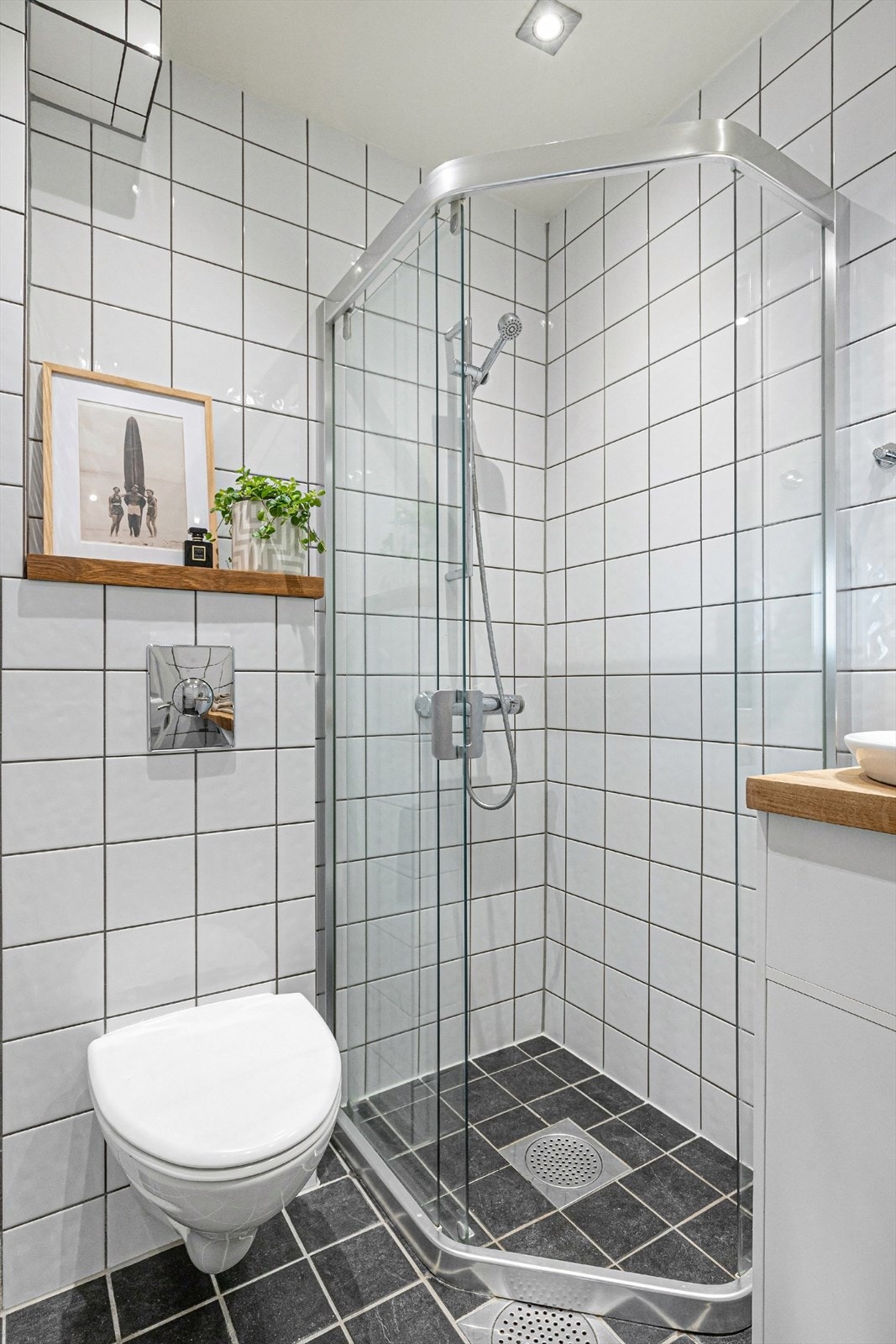 Godt utnyttet baderom med bra romløsning - Vegghengt WC og dobbelt sluk Galleribilde