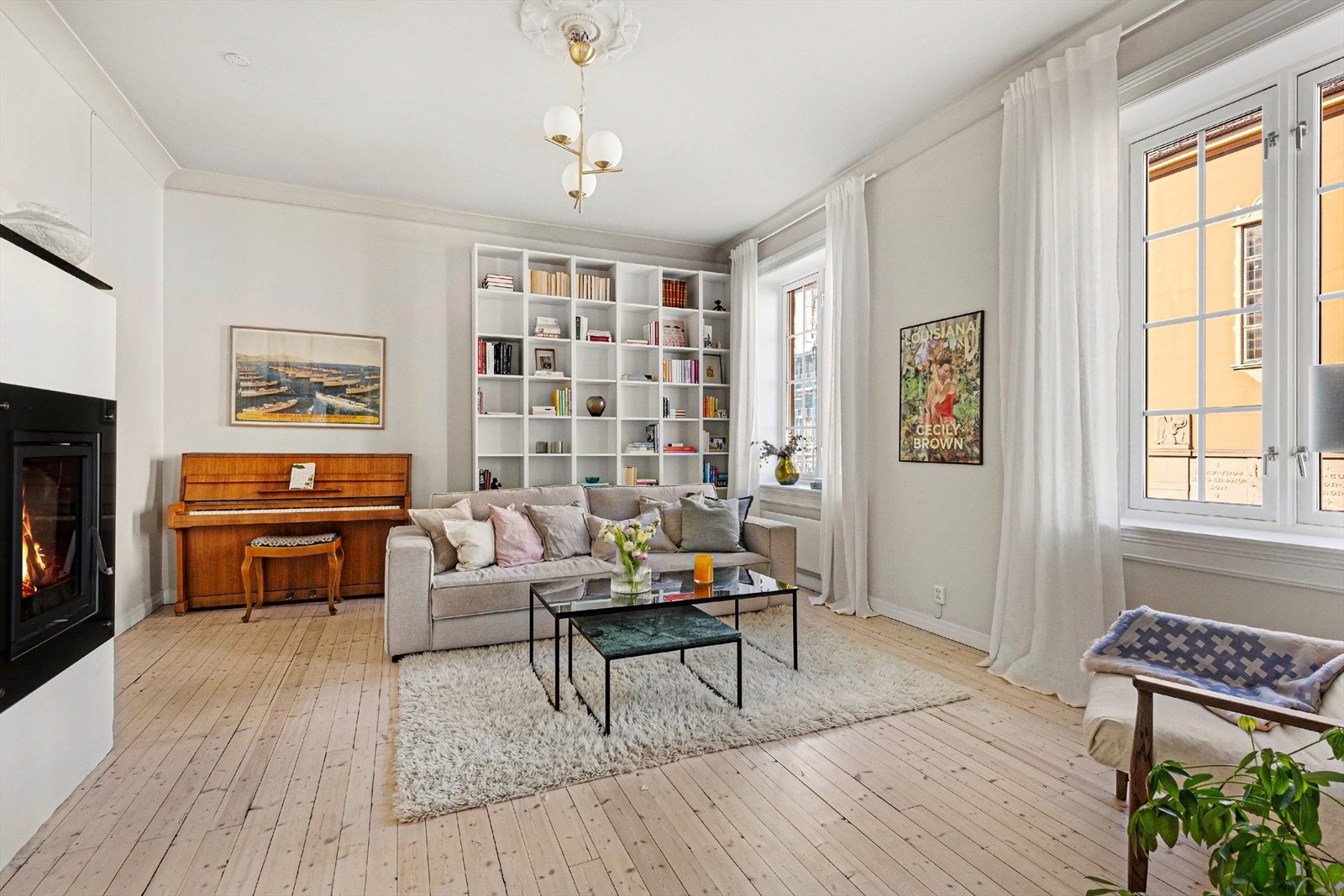 Meget luftig stue med god plass for bokhylle, sofagruppe med TV og peis Galleribilde