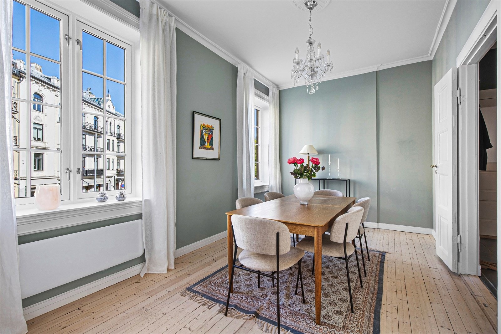 Luftig og romslig spisestue - Her har du utsikt rett til parken - Dette rommet har tidligere blitt brukt som soverom Galleribilde