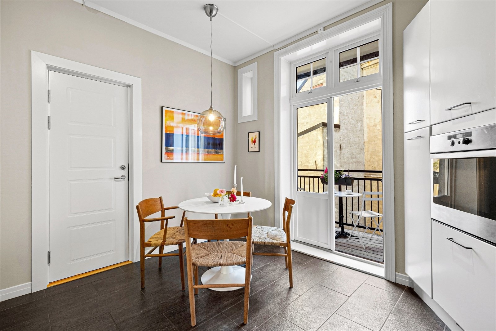 Også her kan man ha spisebord - Utgang til balkong med sol fra morgen til ca. 14 på sommerstid. Galleribilde