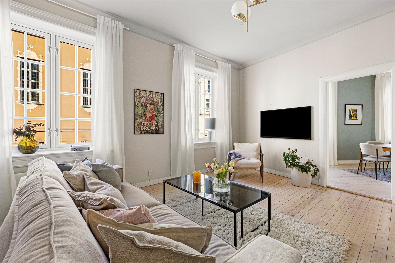 Gjennomgående god takhøyde, profilerte lister og solide taklister - Flotte originale tregulv Galleribilde