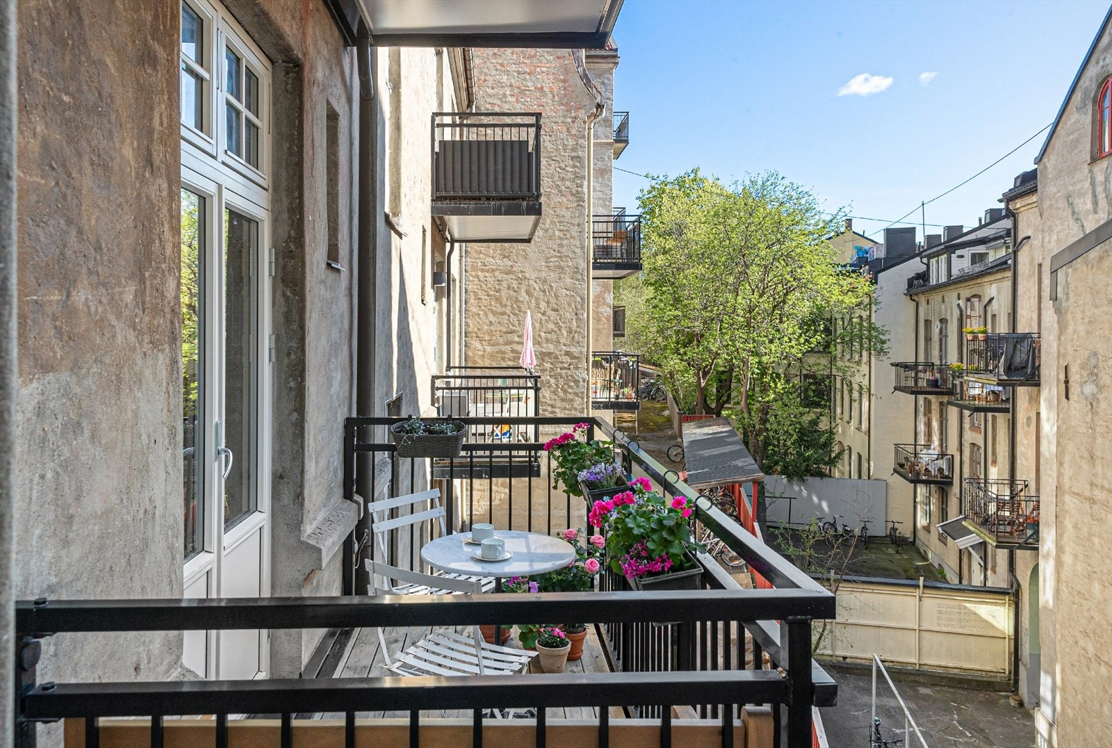 Deilig balkong som vender inn mot rolig bakgård - Sol fra den står opp til ca kl 14 på sommerstid Galleribilde