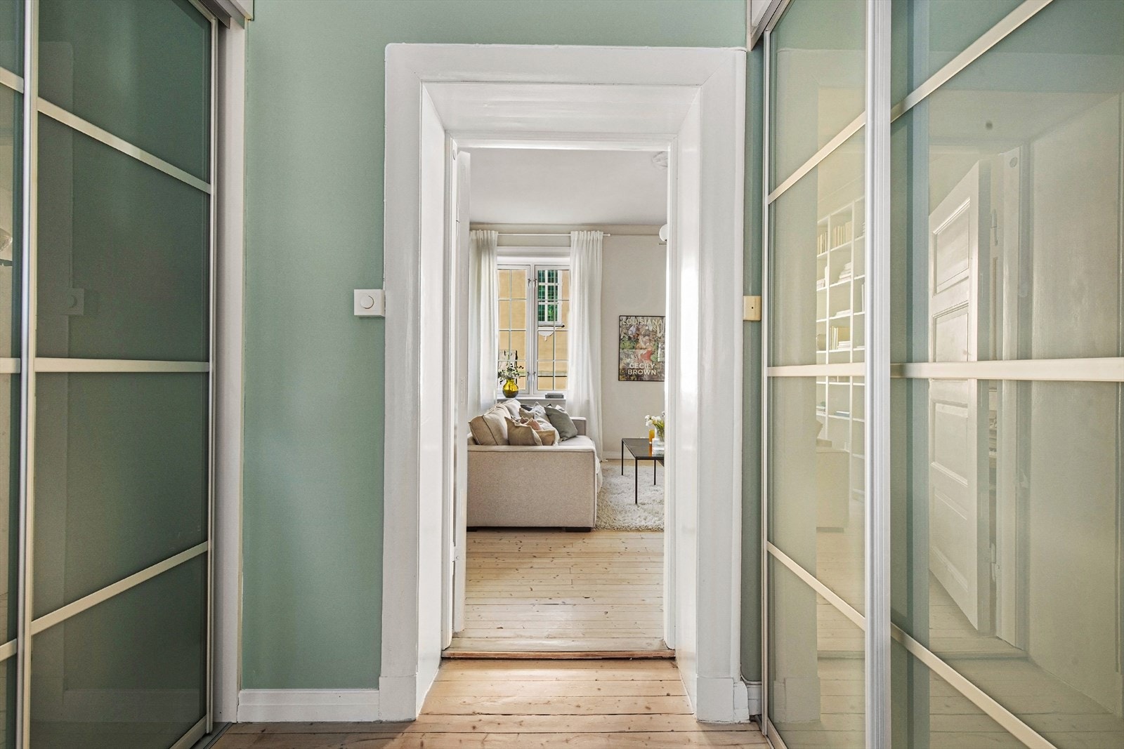 Godt med garderobeplass på hovedsoverom Galleribilde