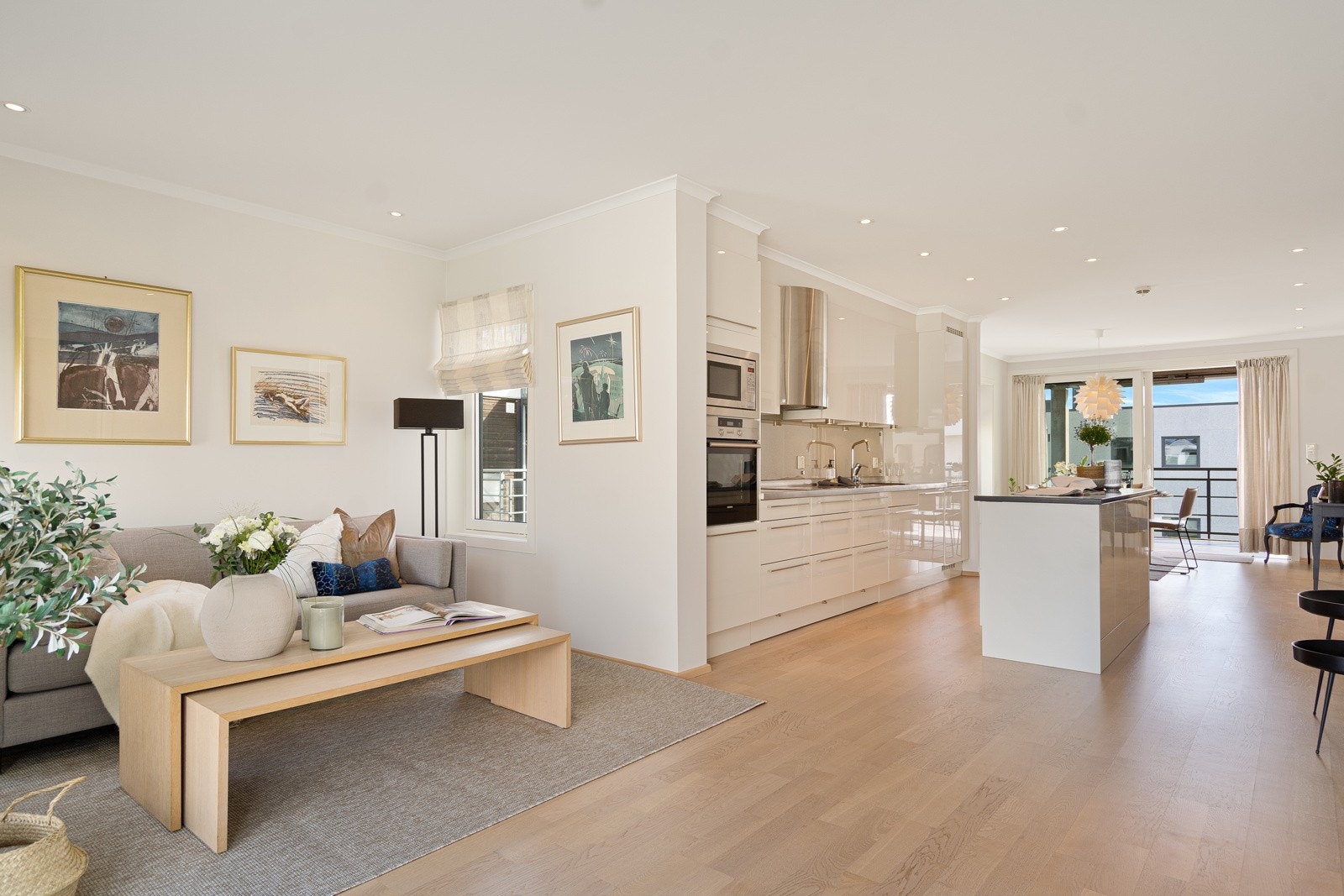 Lys og åpen stue med store vindusflater og nydelig utsikt! Galleribilde