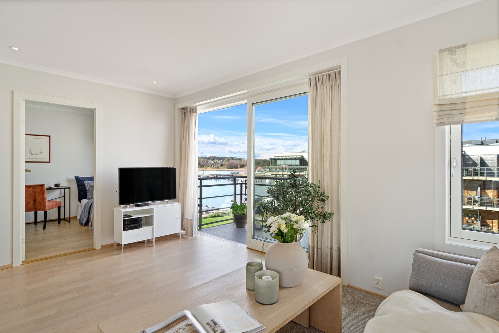 Fra stuen er det utgang til balkong Galleribilde