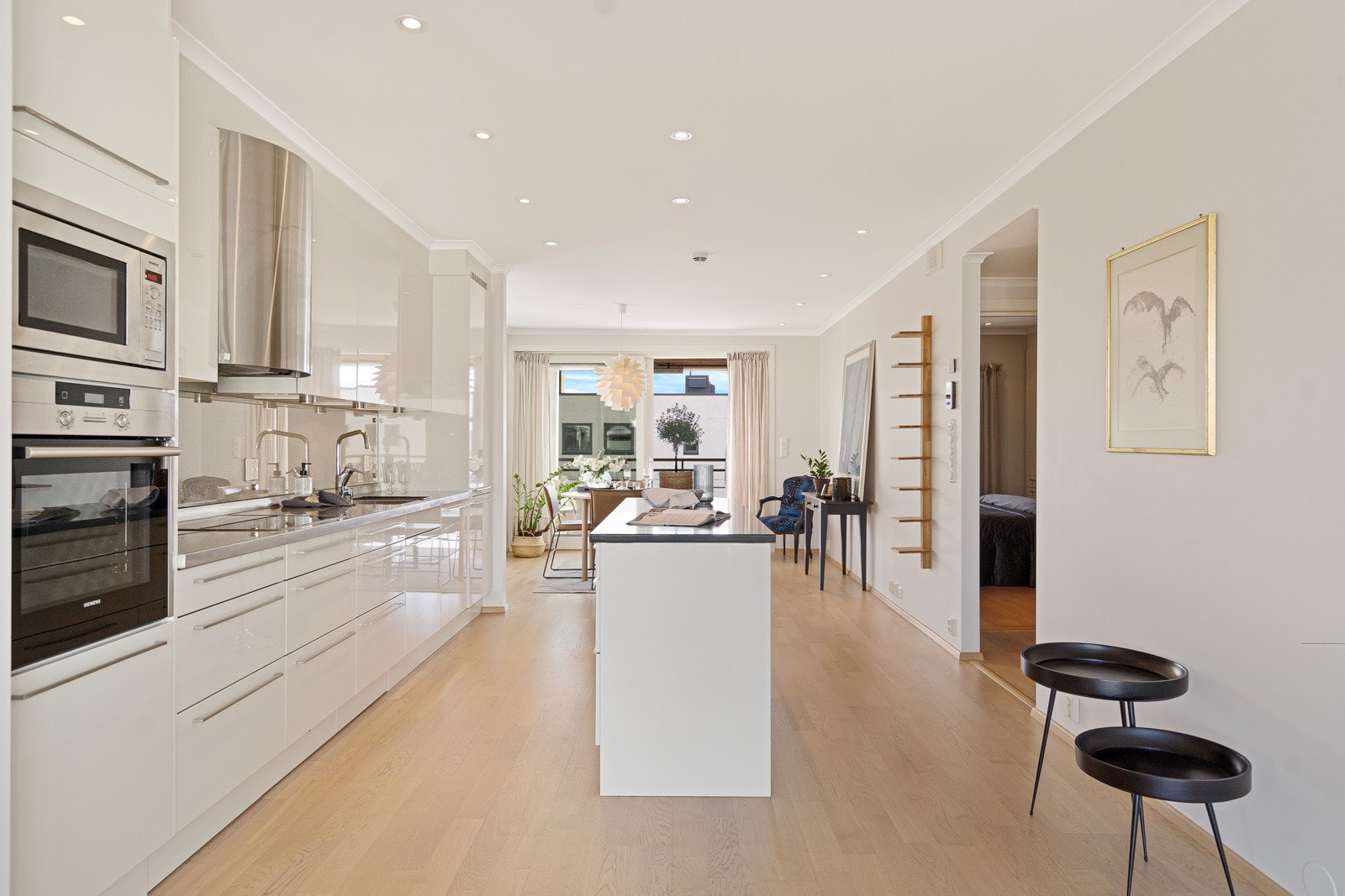 Kjøkkenet ligger i åpen løsning til stuen Galleribilde