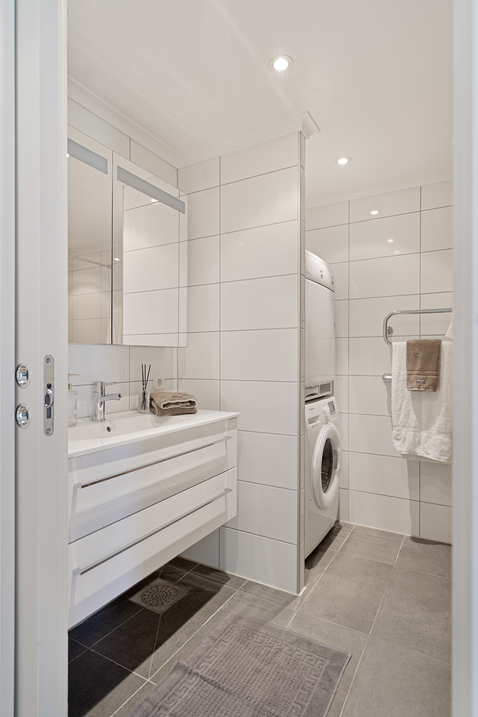 Flislagt bad med opplegg for vaskemaskin og tørketrommel Galleribilde