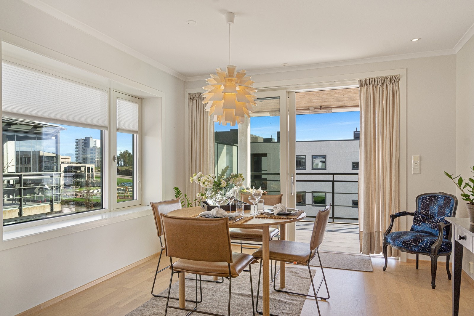 Fra spisestusen er det utgang til sydvendt balkong Galleribilde