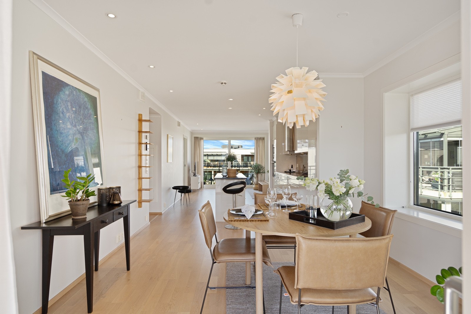 God plass til stort og sosialt spisebord Galleribilde