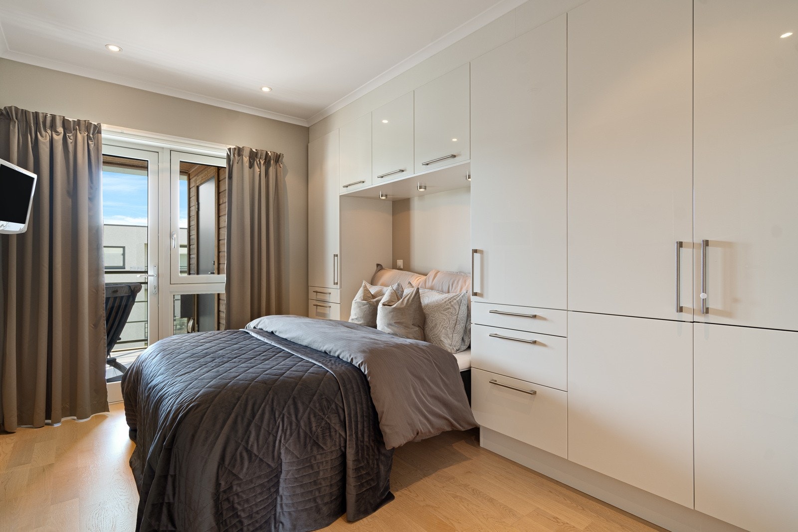 Stort hovedsoverom med stor klesgarderobe Galleribilde